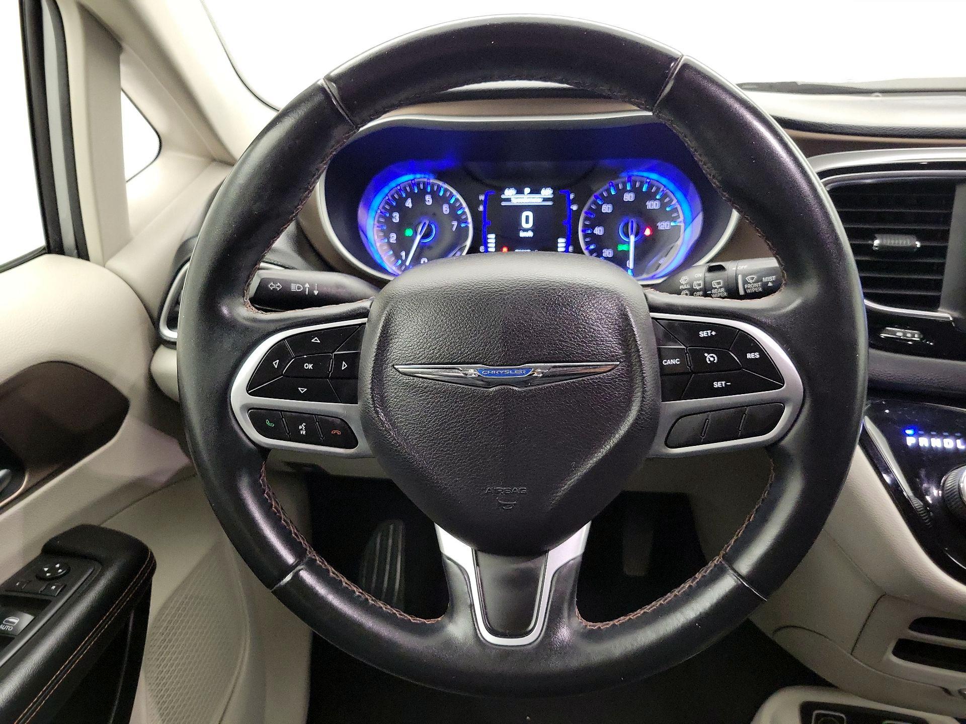 Thumbnail: 2018 Chrysler Pacifica - 10