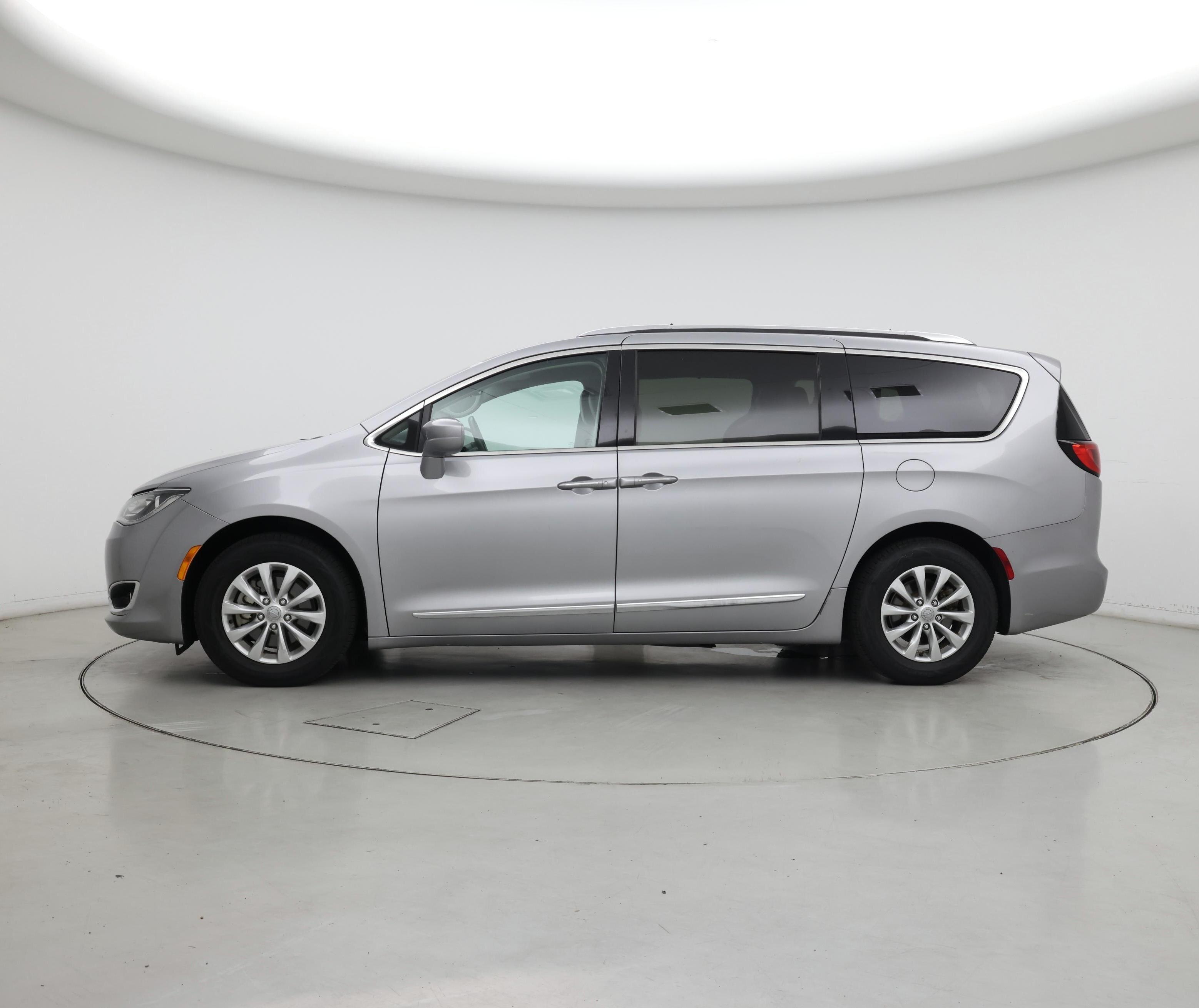 Thumbnail: 2018 Chrysler Pacifica - 3