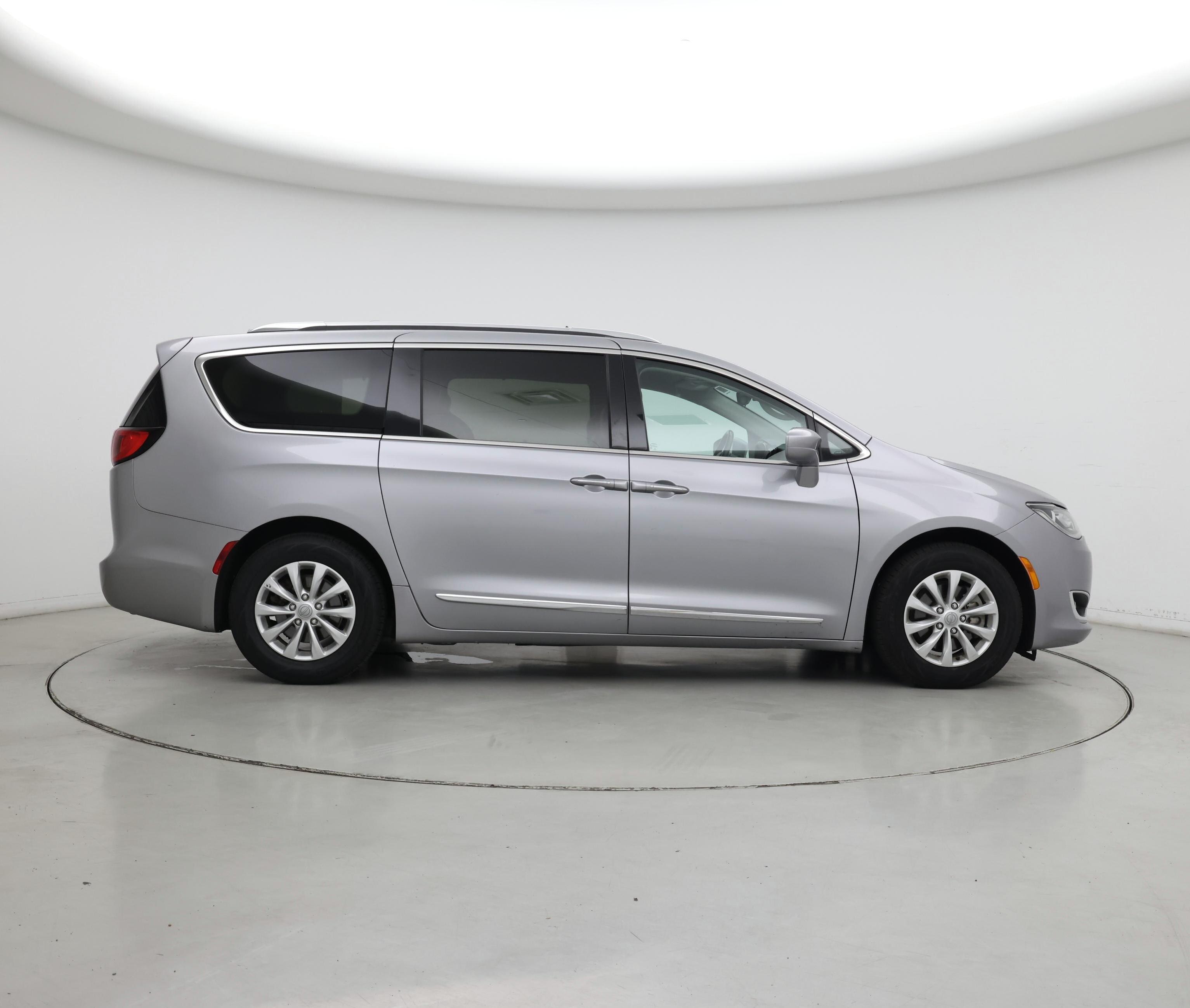 Thumbnail: 2018 Chrysler Pacifica - 7