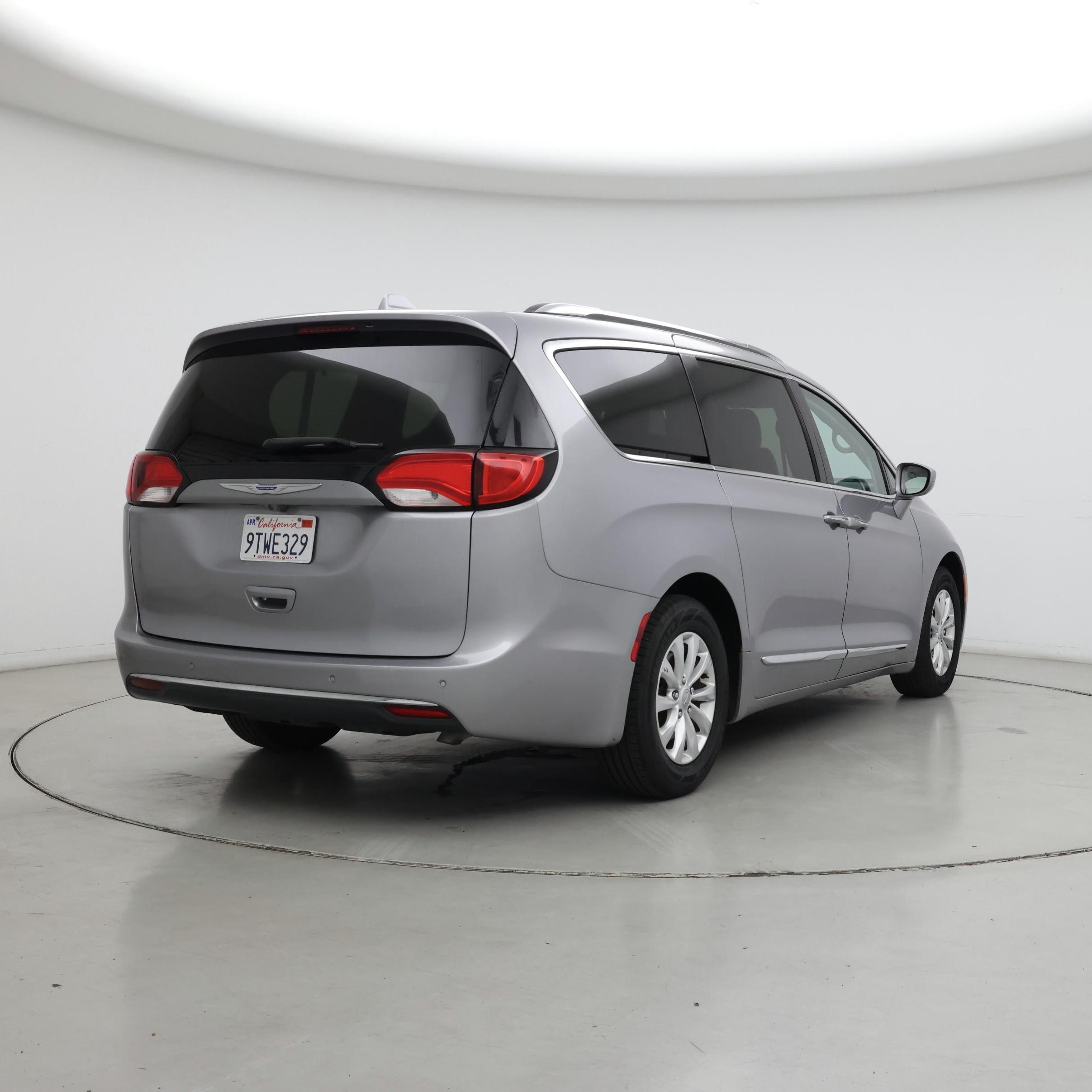 Thumbnail: 2018 Chrysler Pacifica - 8