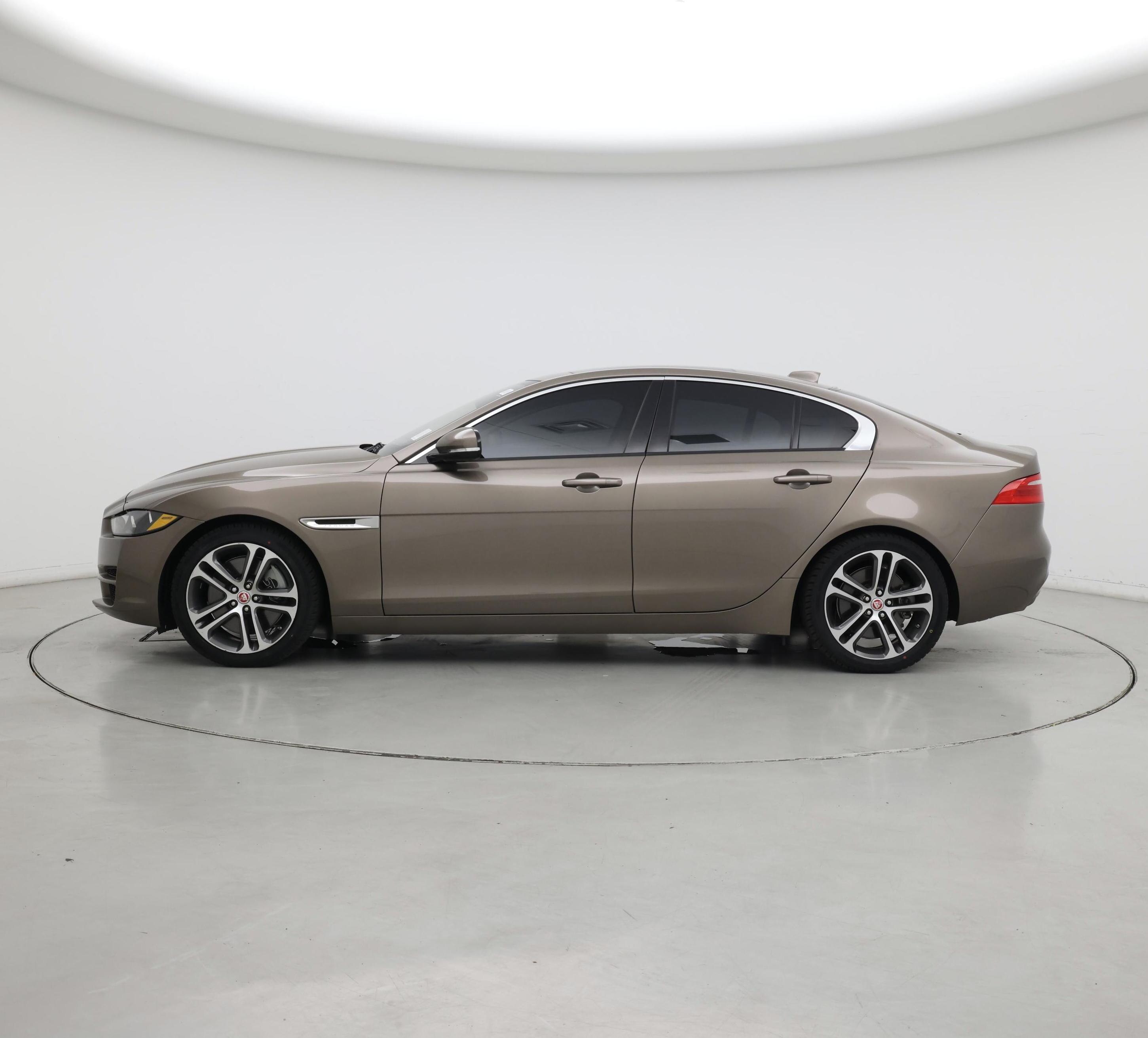 Thumbnail: 2017 Jaguar XE - 3
