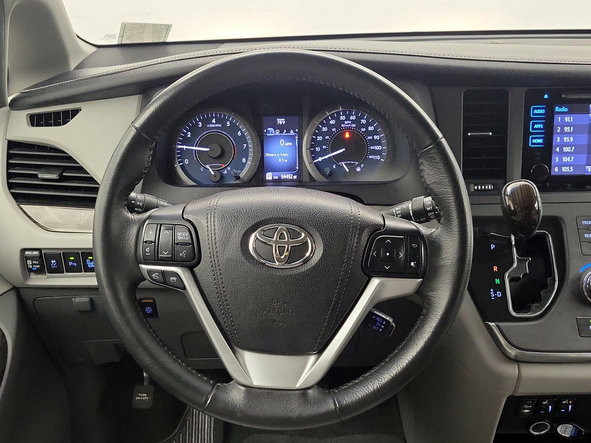 Thumbnail: 2017 Toyota Sienna - 10