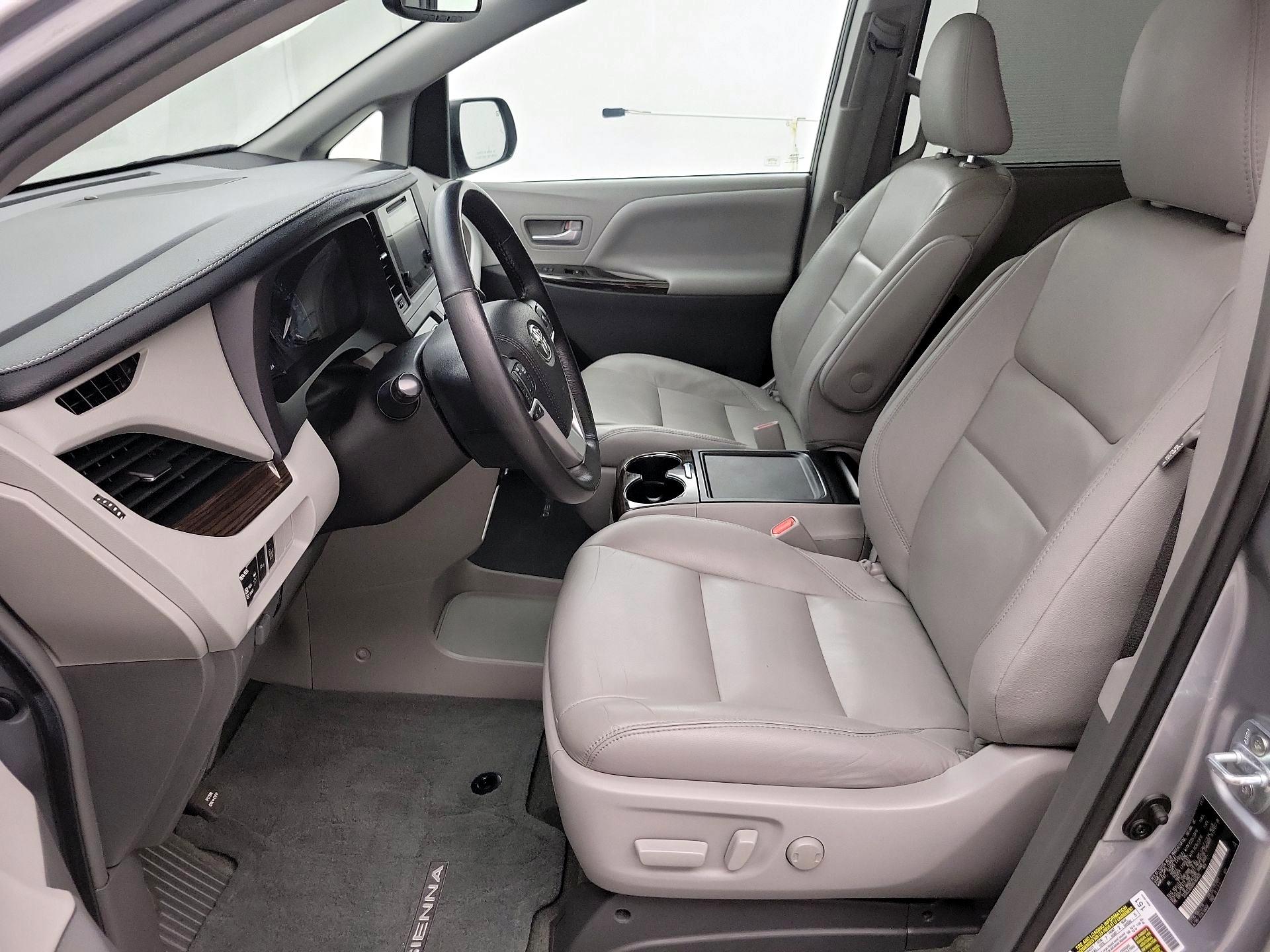 Thumbnail: 2017 Toyota Sienna - 11