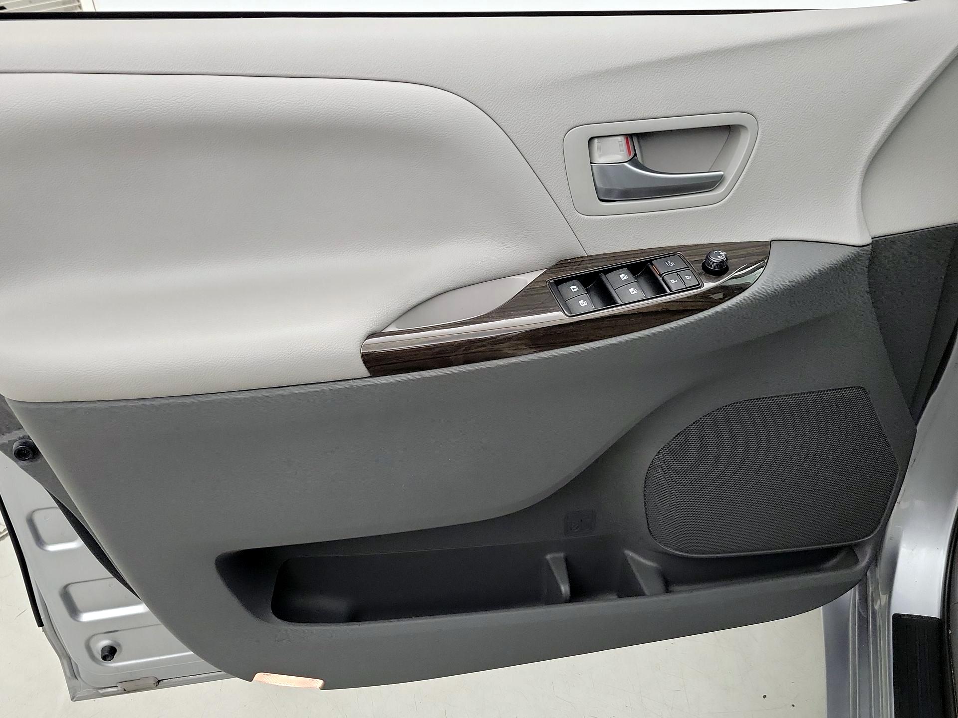 Thumbnail: 2017 Toyota Sienna - 12