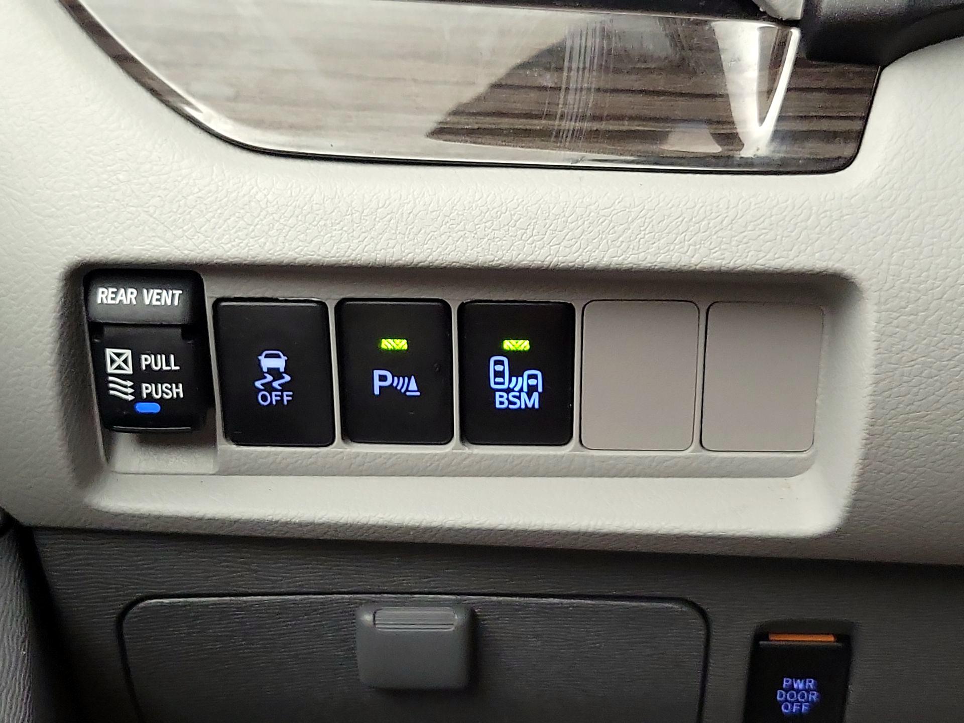 Thumbnail: 2017 Toyota Sienna - 13