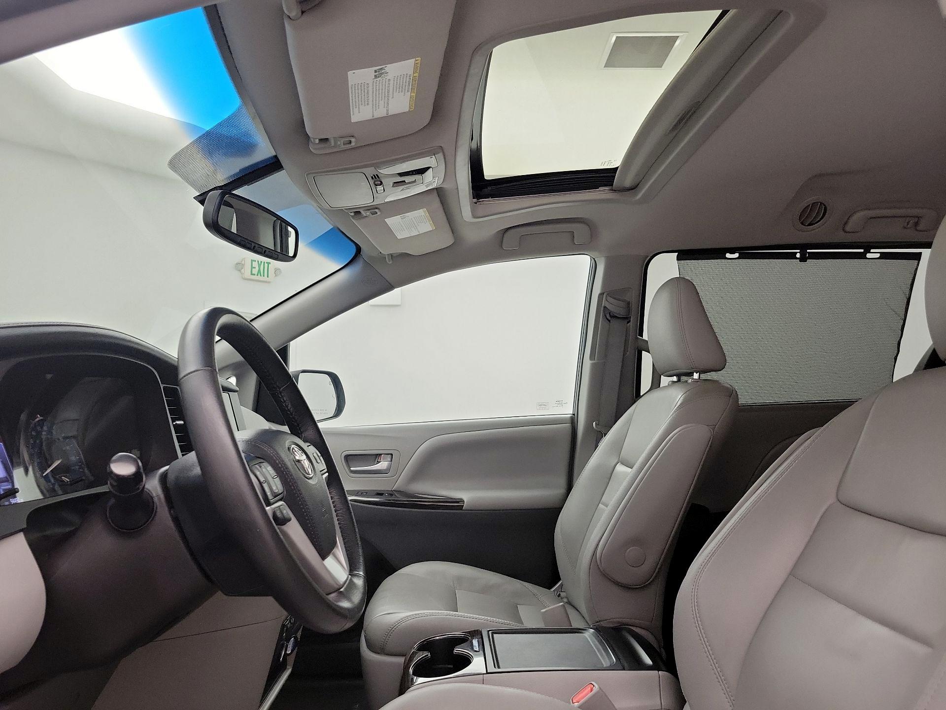 Thumbnail: 2017 Toyota Sienna - 20