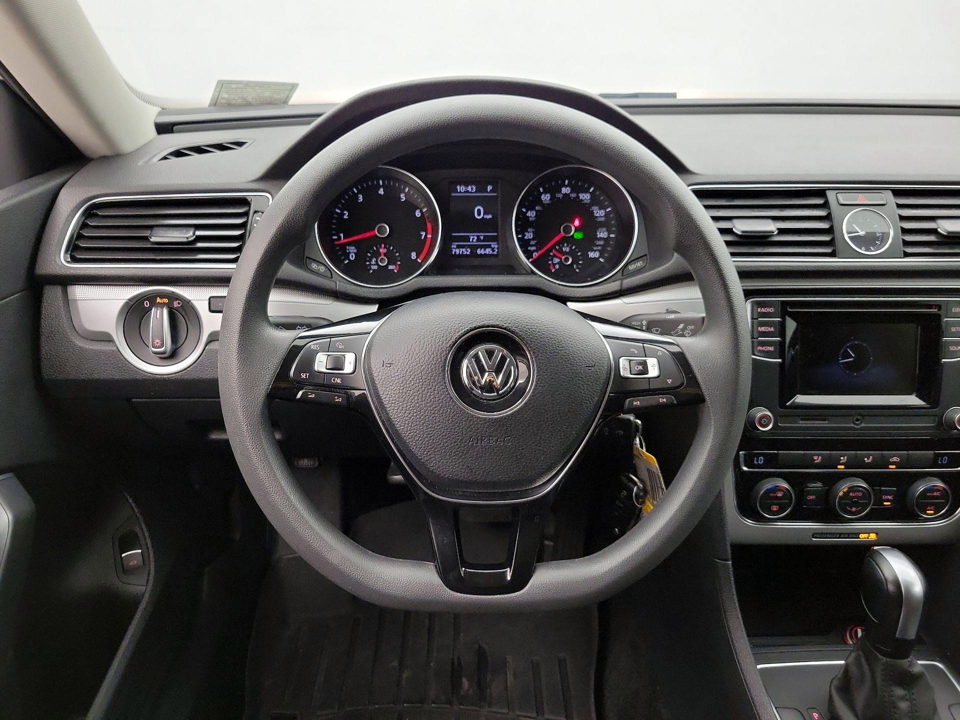 Thumbnail: 2017 Volkswagen Passat - 10