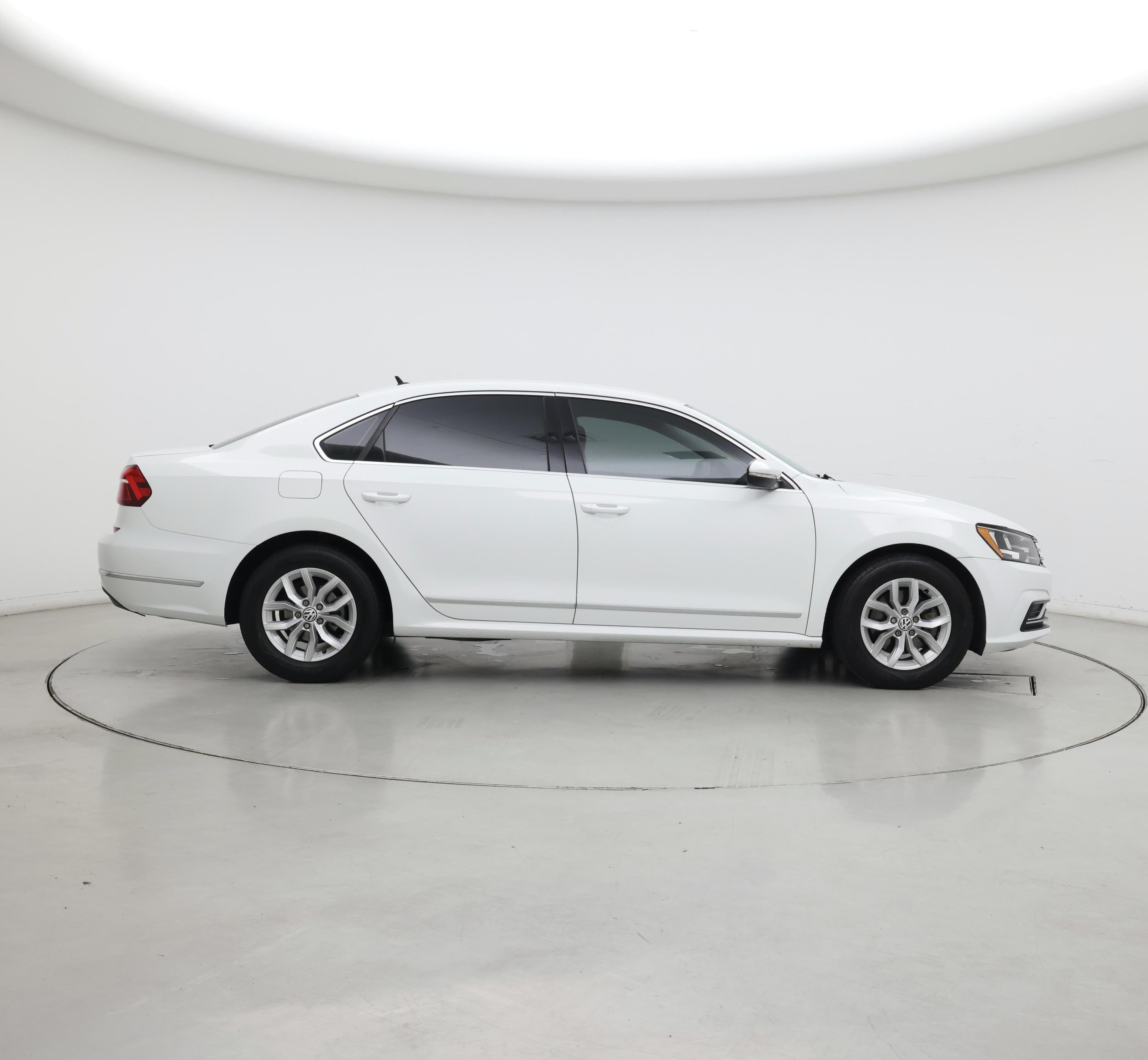 Thumbnail: 2017 Volkswagen Passat - 7