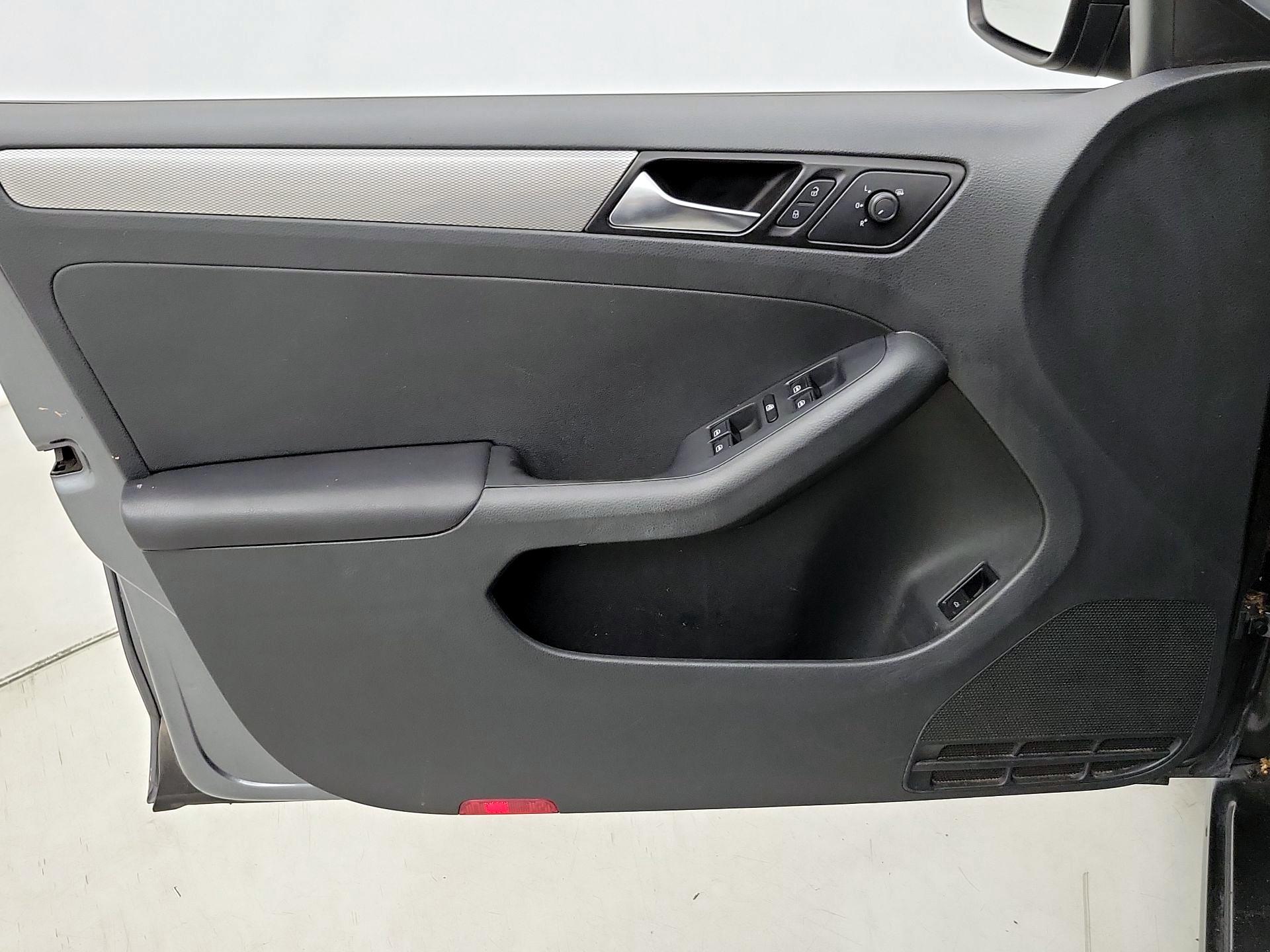 Thumbnail: 2015 Volkswagen Jetta - 12