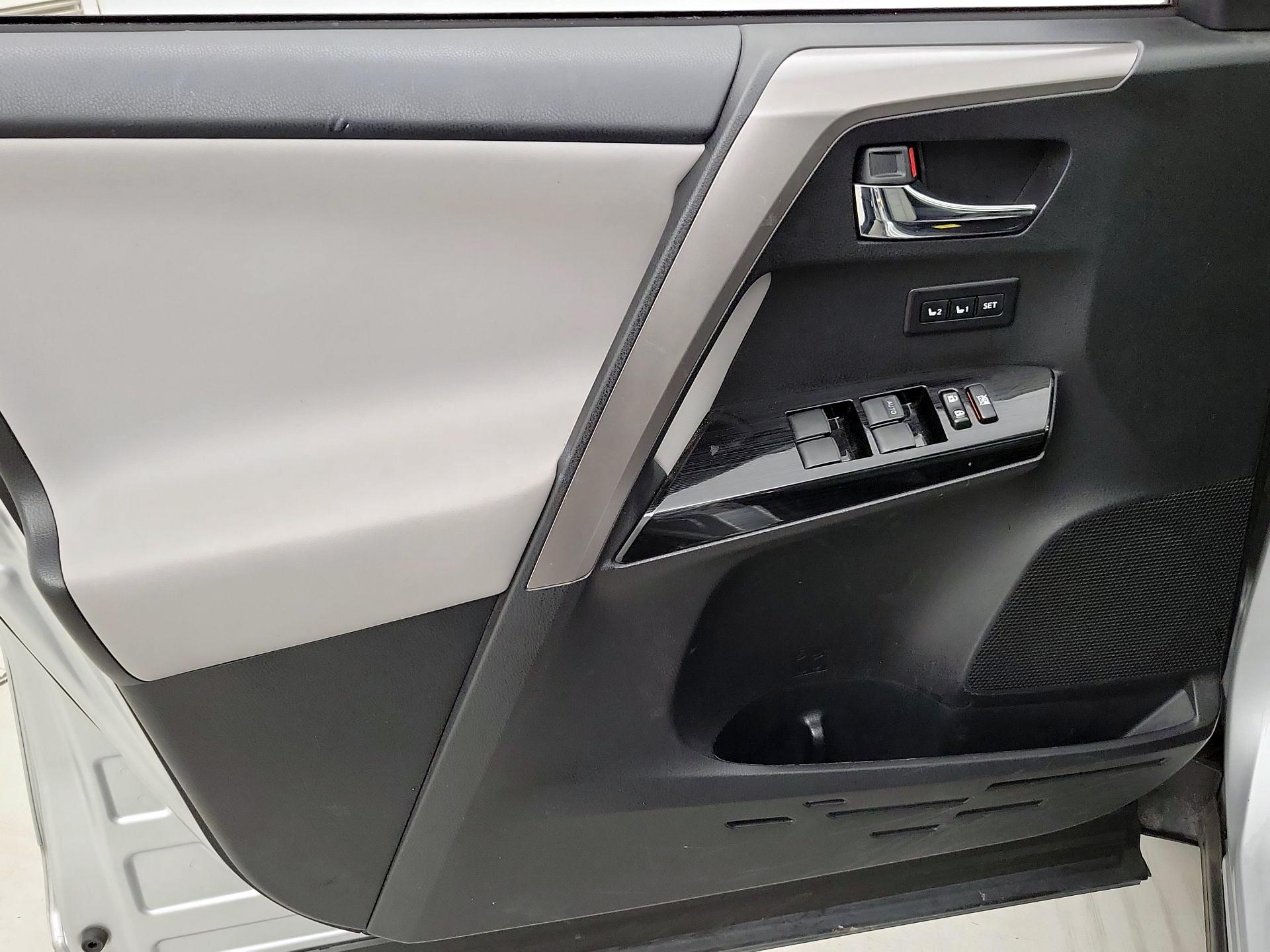Thumbnail: 2016 Toyota RAV4 - 12