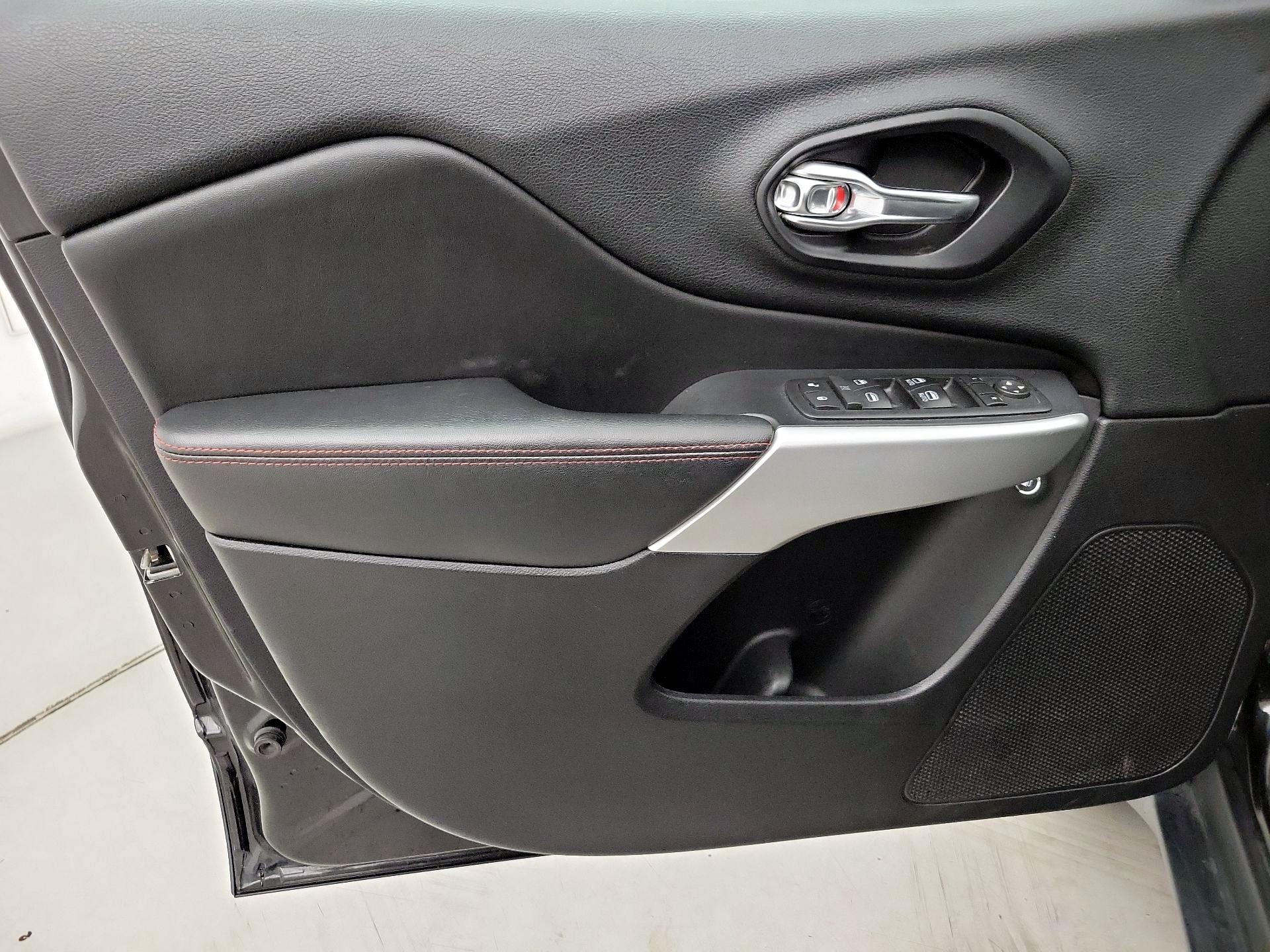 Thumbnail: 2017 Jeep Cherokee - 12