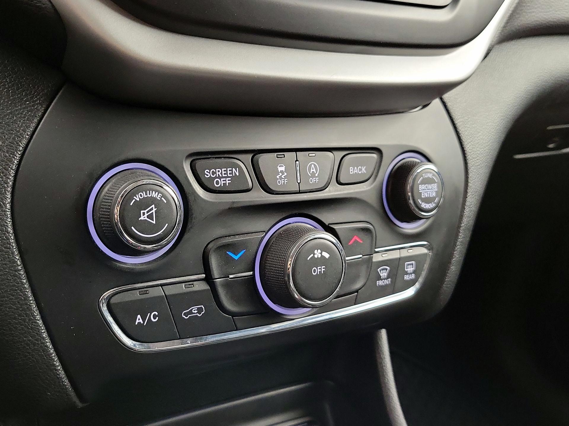 Thumbnail: 2017 Jeep Cherokee - 17