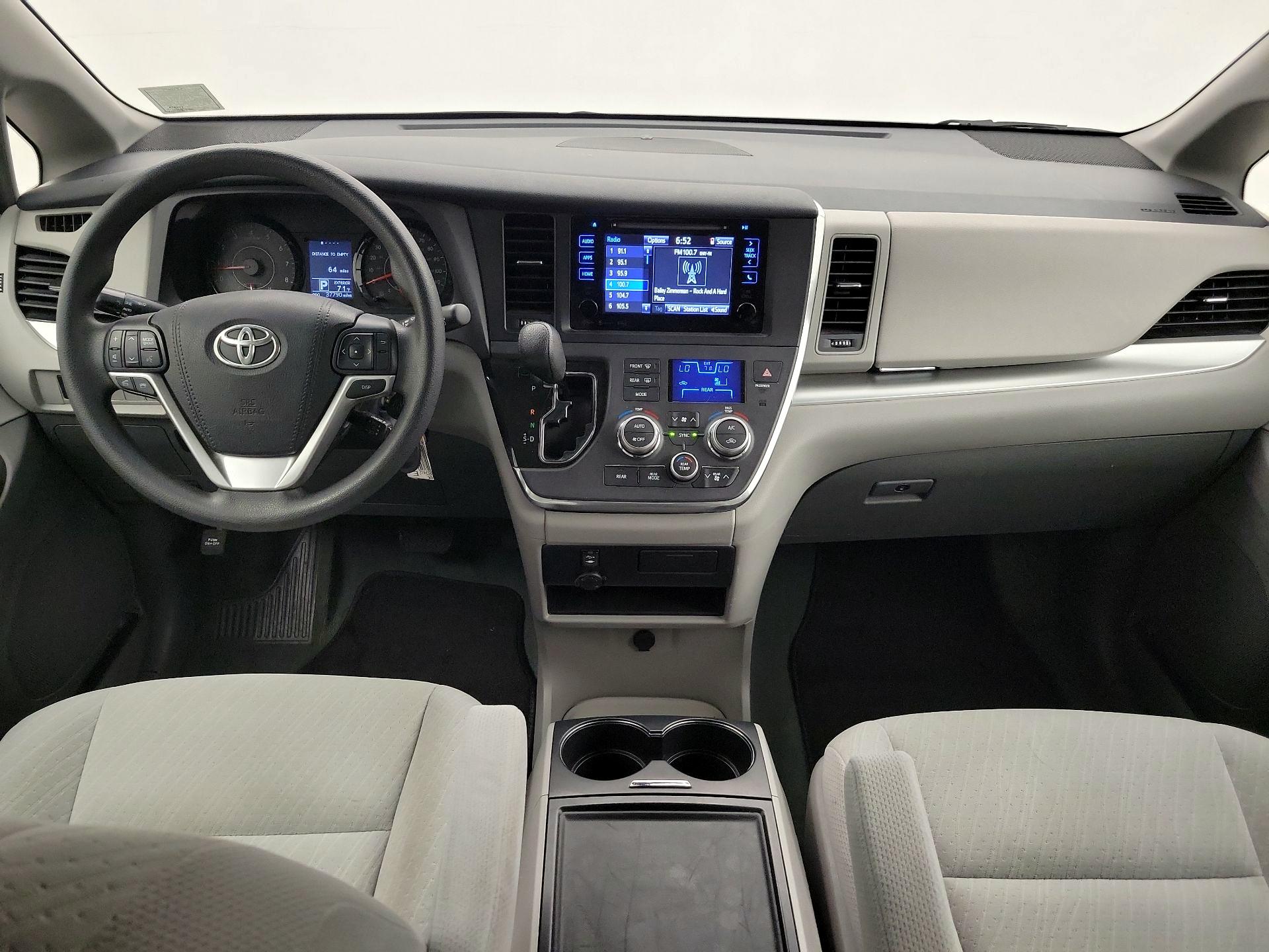 Thumbnail: 2017 Toyota Sienna - 9