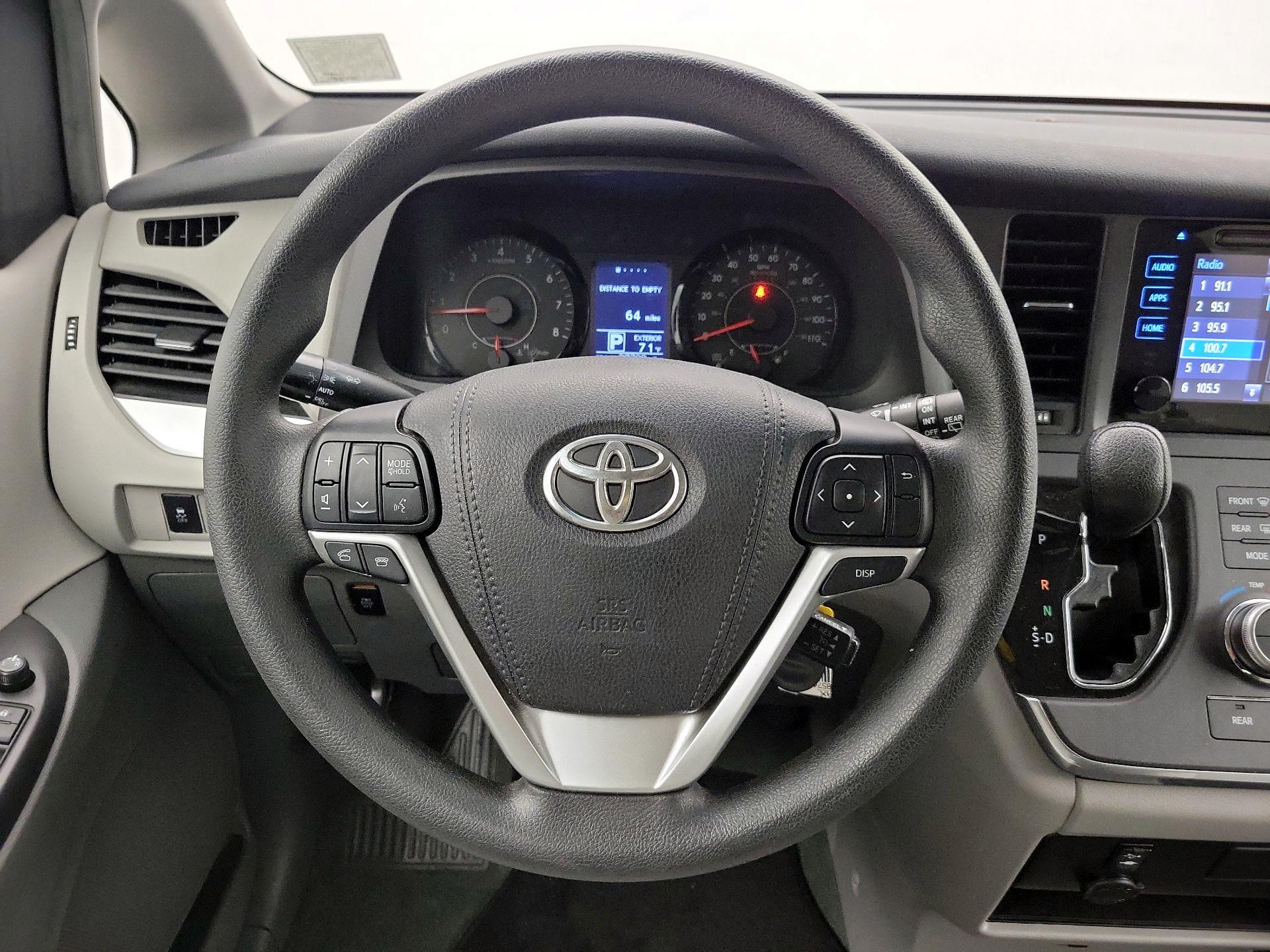 Thumbnail: 2017 Toyota Sienna - 10