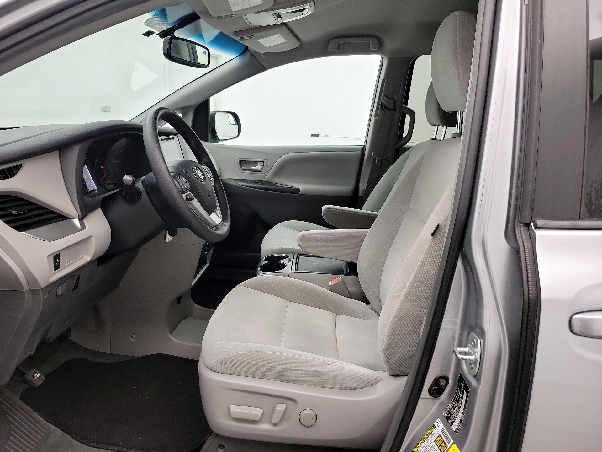 Thumbnail: 2017 Toyota Sienna - 11
