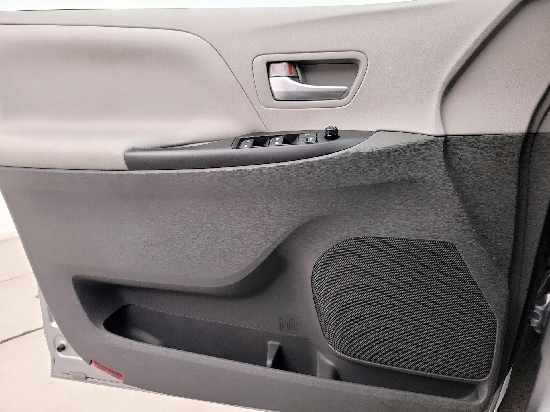 Thumbnail: 2017 Toyota Sienna - 12