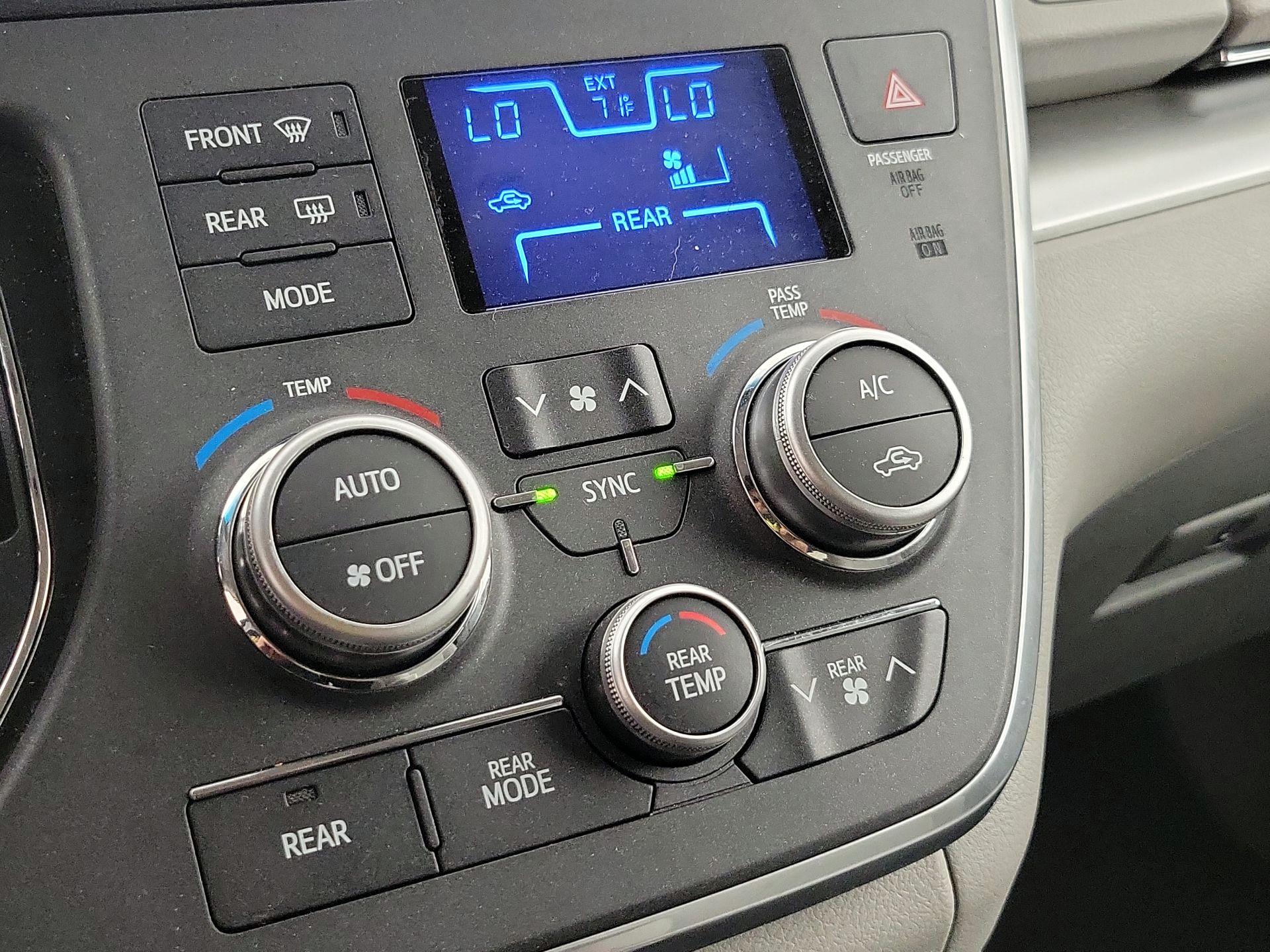 Thumbnail: 2017 Toyota Sienna - 16