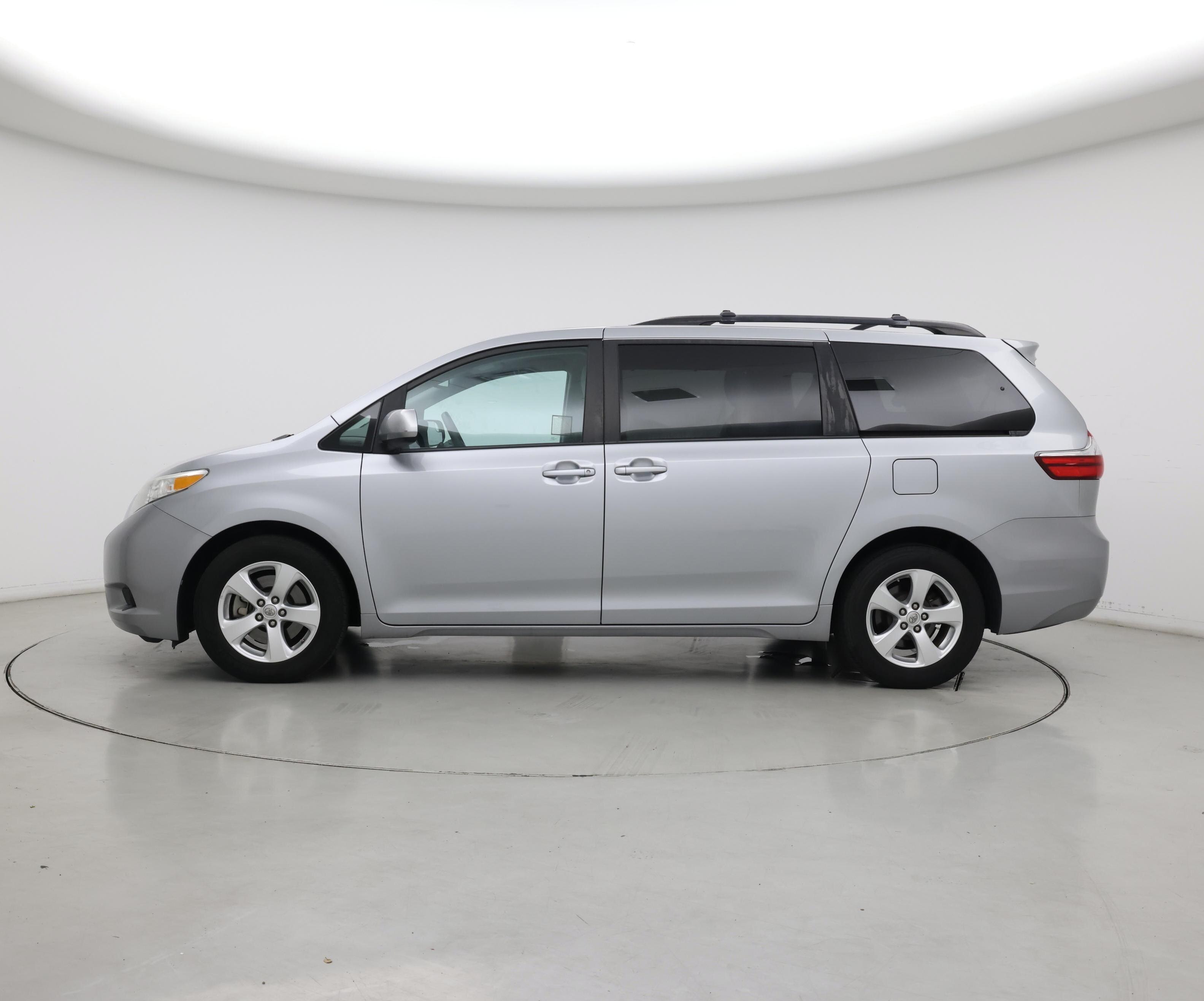 Thumbnail: 2017 Toyota Sienna - 3