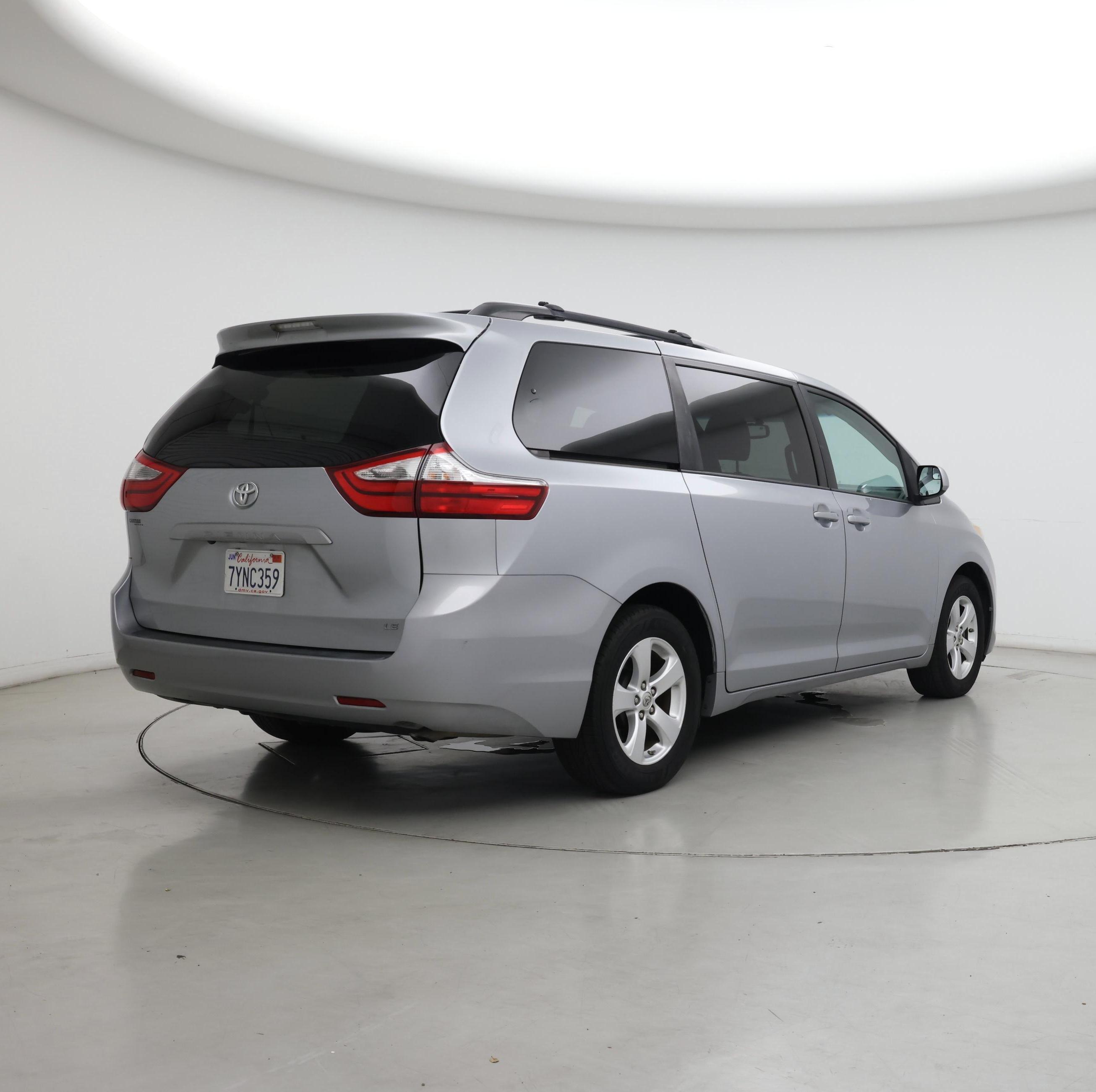 Thumbnail: 2017 Toyota Sienna - 8