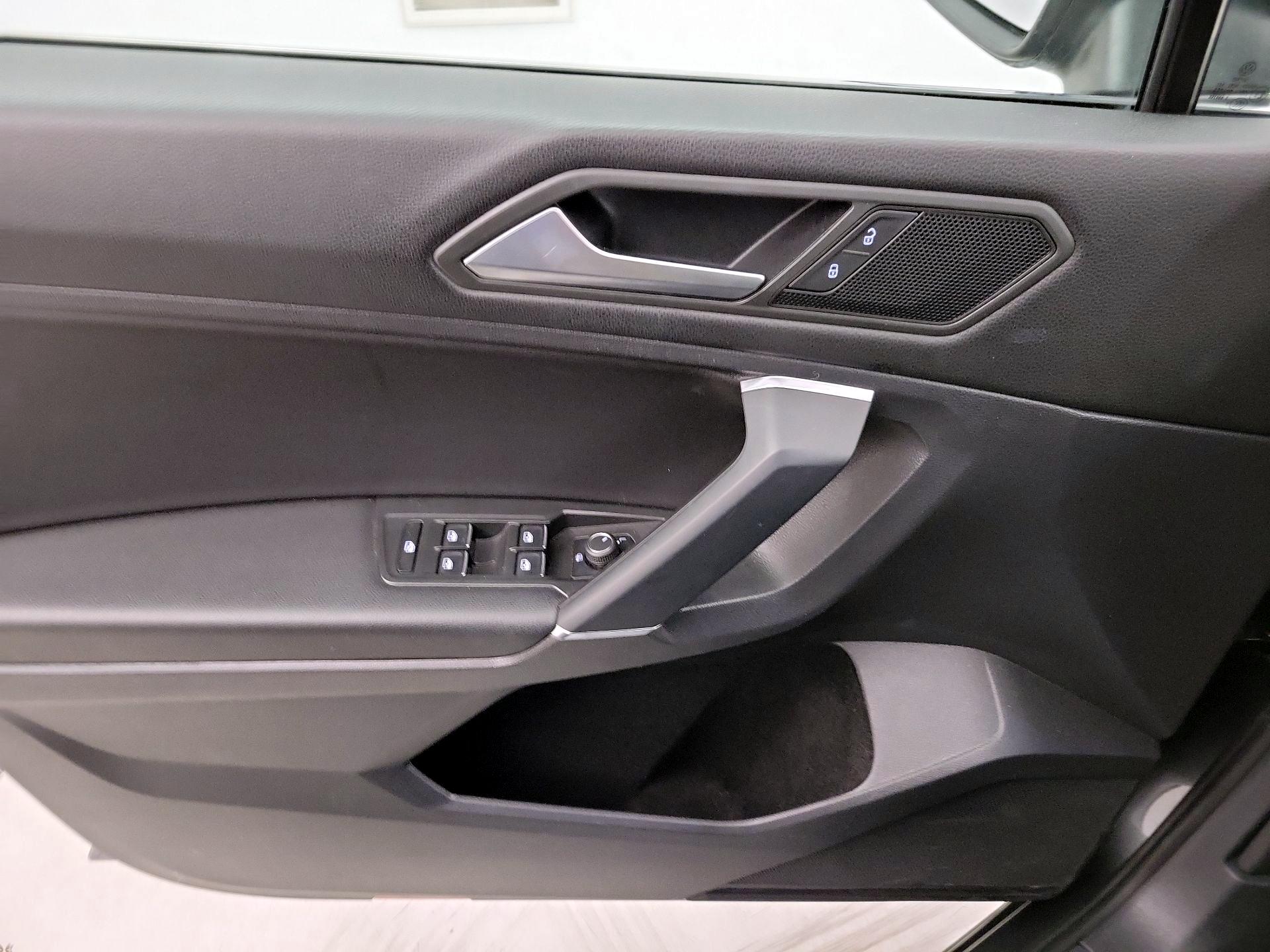 Thumbnail: 2020 Volkswagen Tiguan - 12