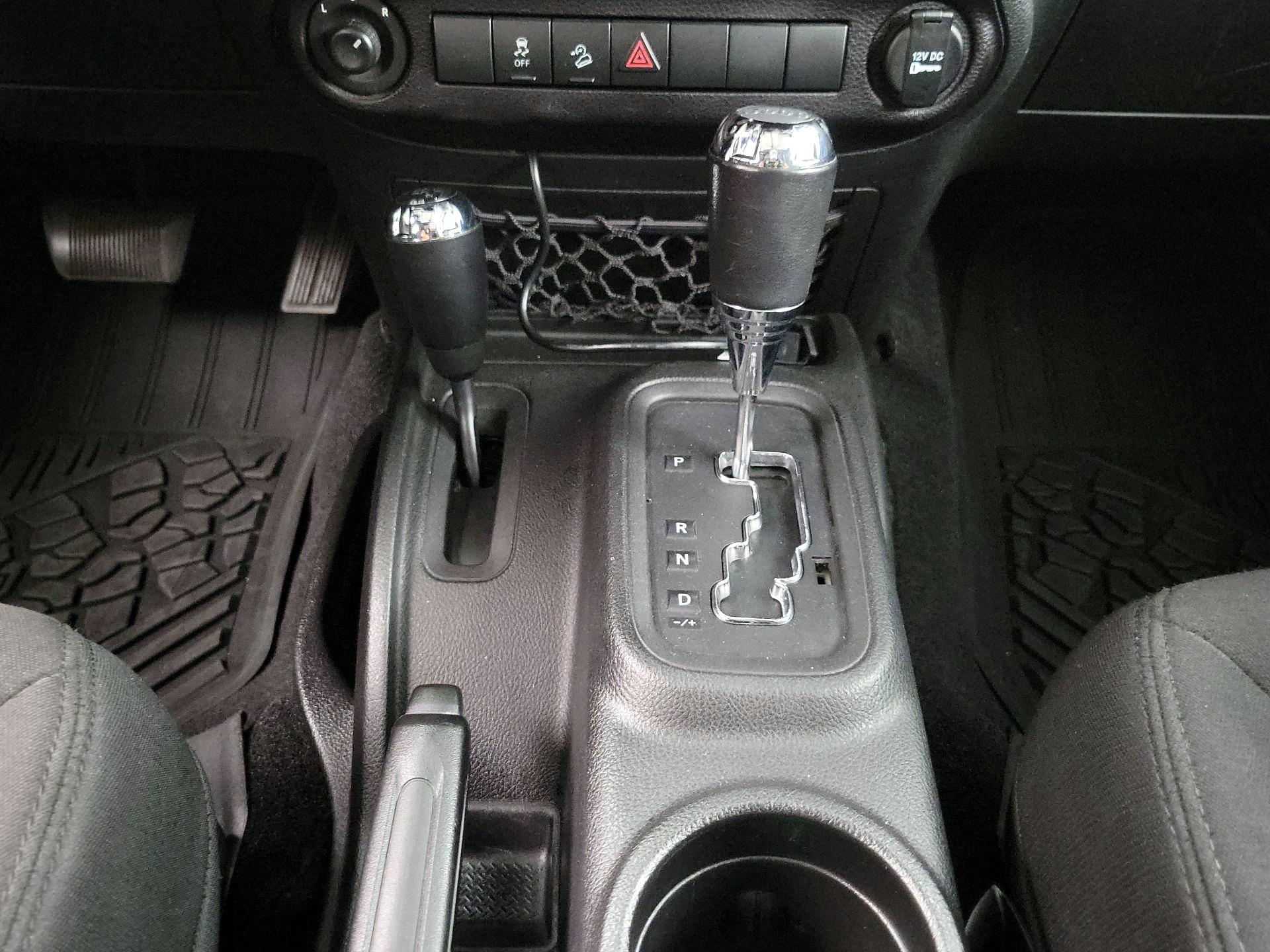 Thumbnail: 2015 Jeep Wrangler - 15