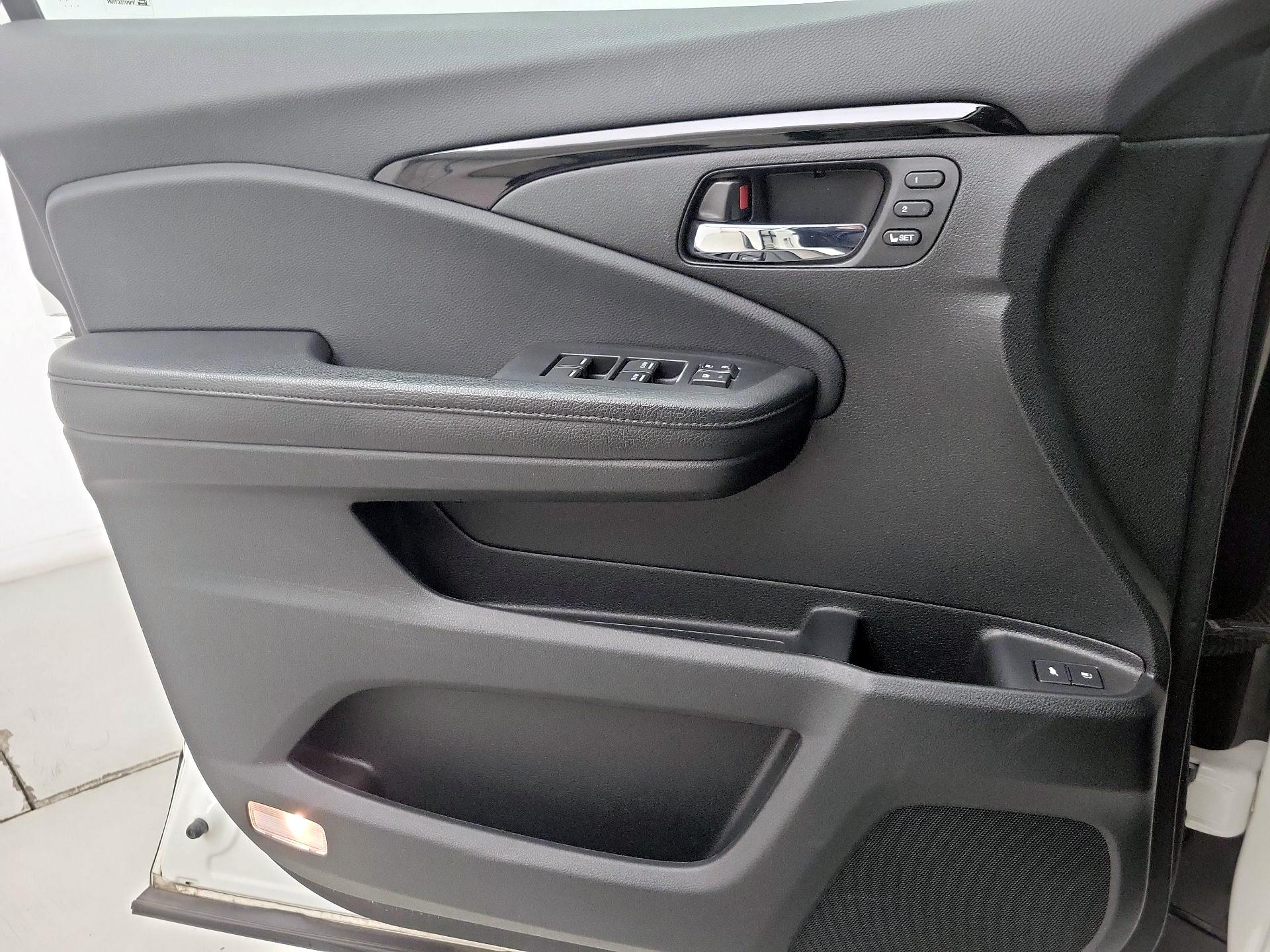 Thumbnail: 2016 Honda Pilot - 12