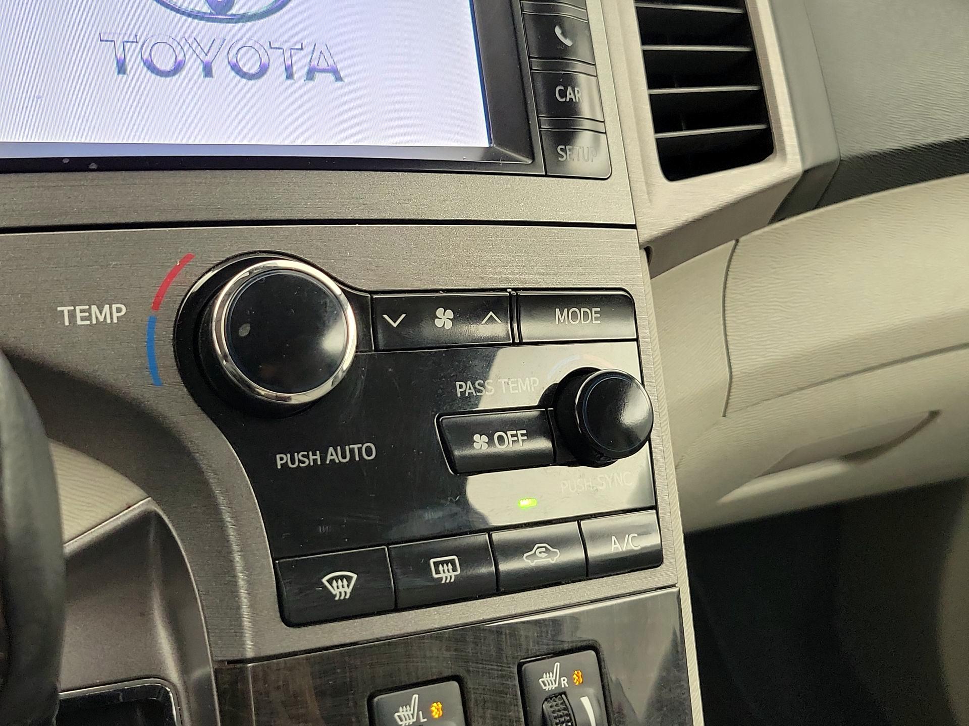 Thumbnail: 2014 Toyota Venza - 16