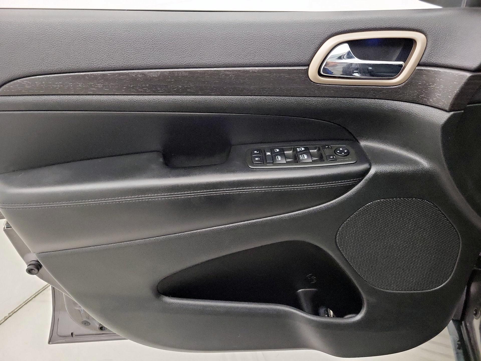 Thumbnail: 2015 Jeep Grand Cherokee - 12