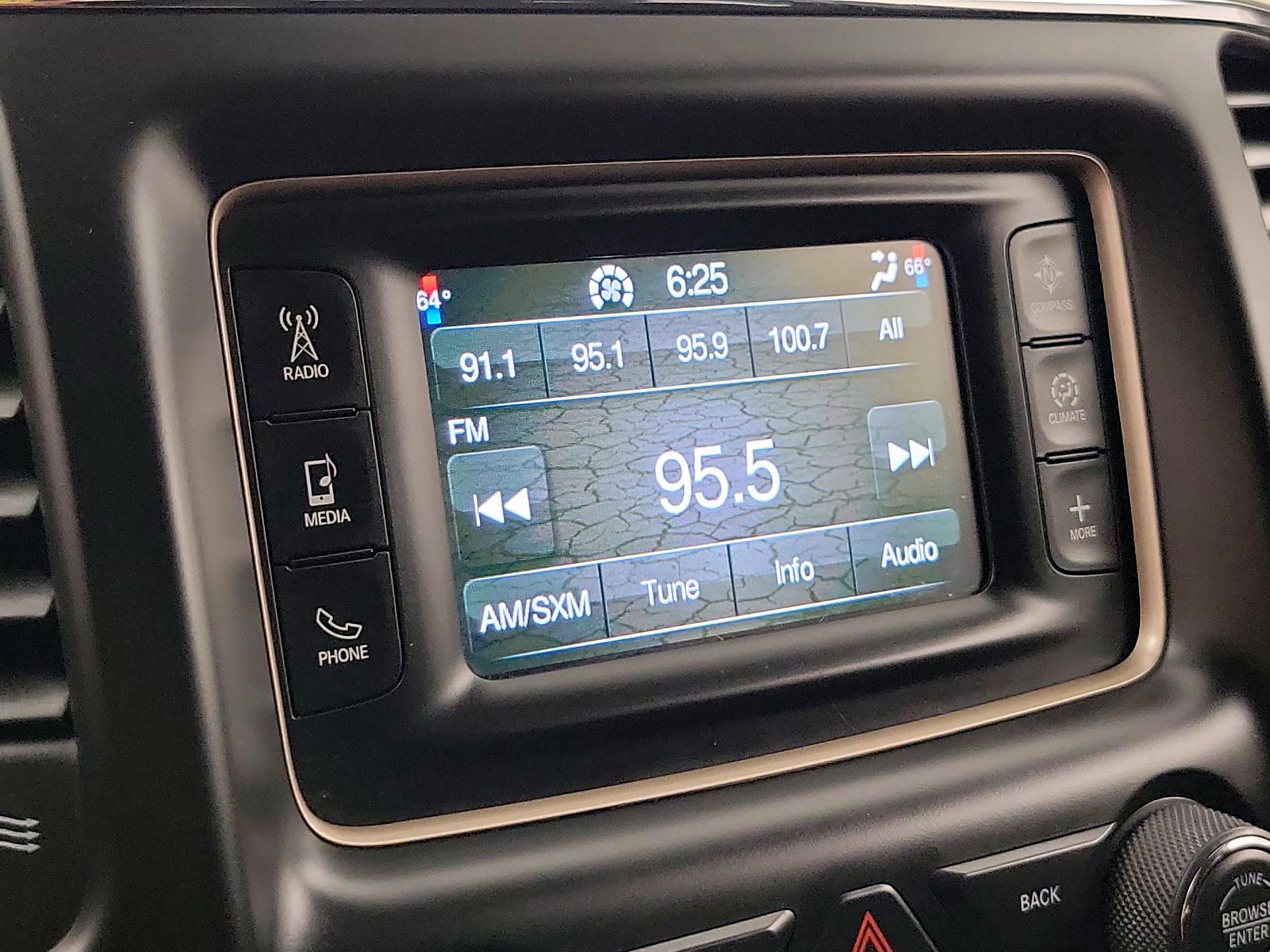 Thumbnail: 2015 Jeep Grand Cherokee - 14