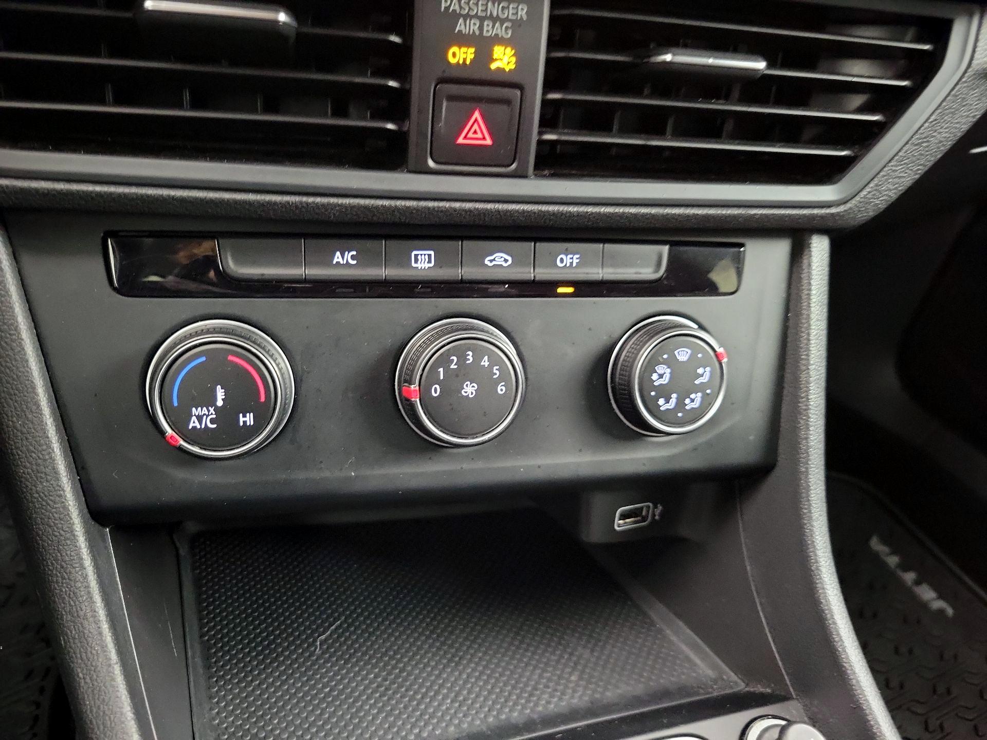 Thumbnail: 2019 Volkswagen Jetta - 16