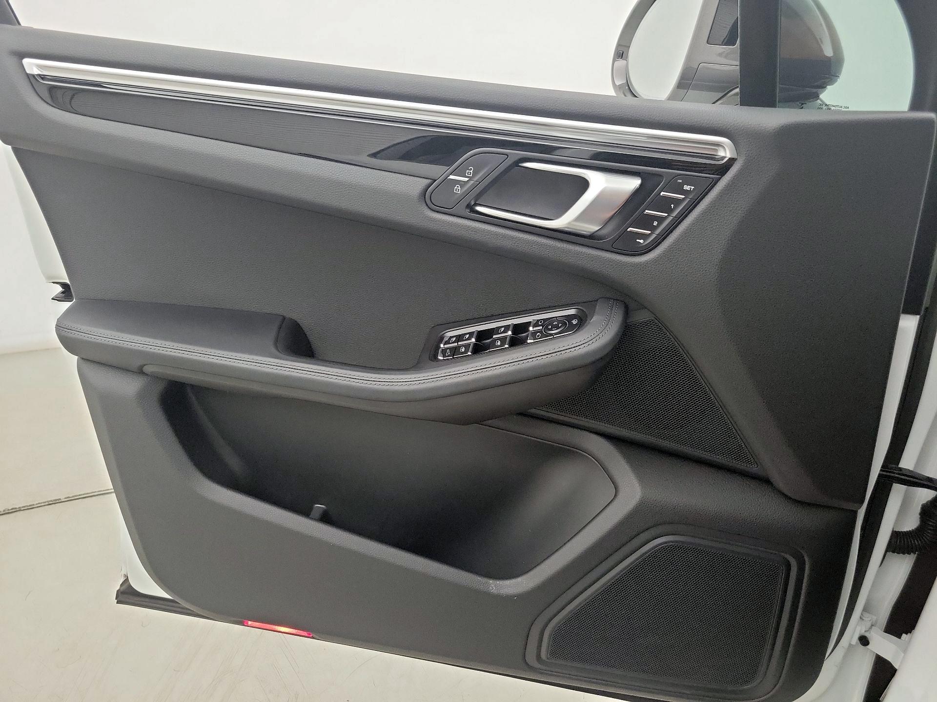 Thumbnail: 2023 Porsche Macan - 12