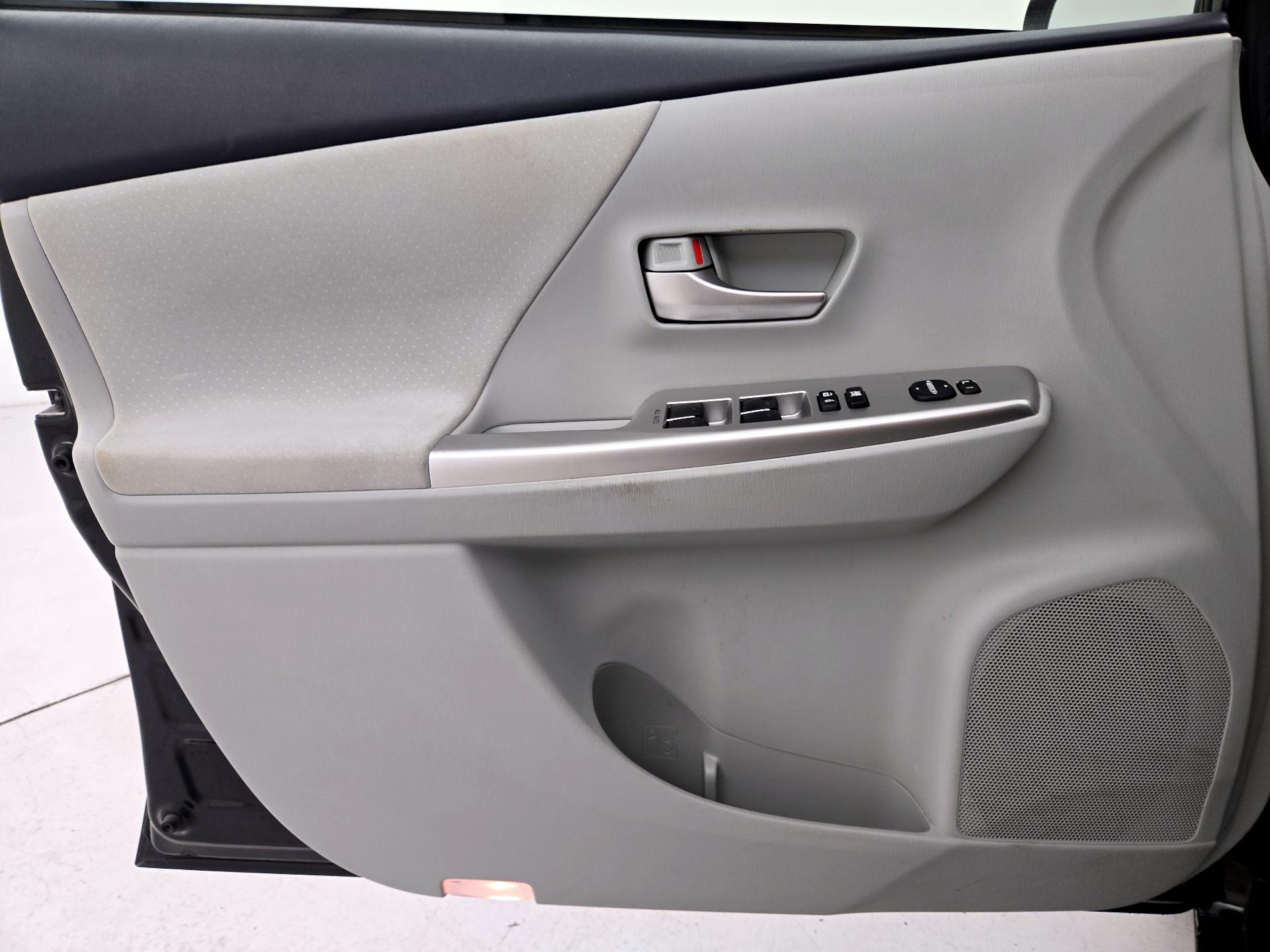 Thumbnail: 2014 Toyota Prius v - 12