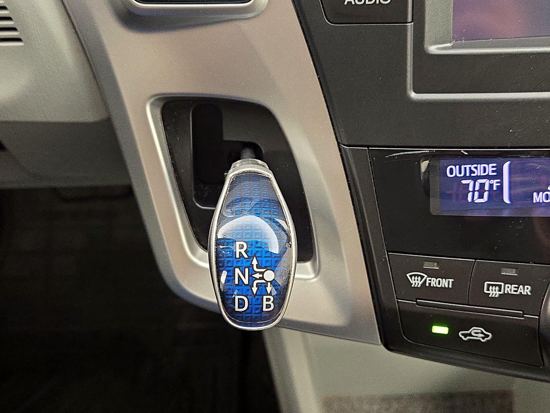 Thumbnail: 2014 Toyota Prius v - 18