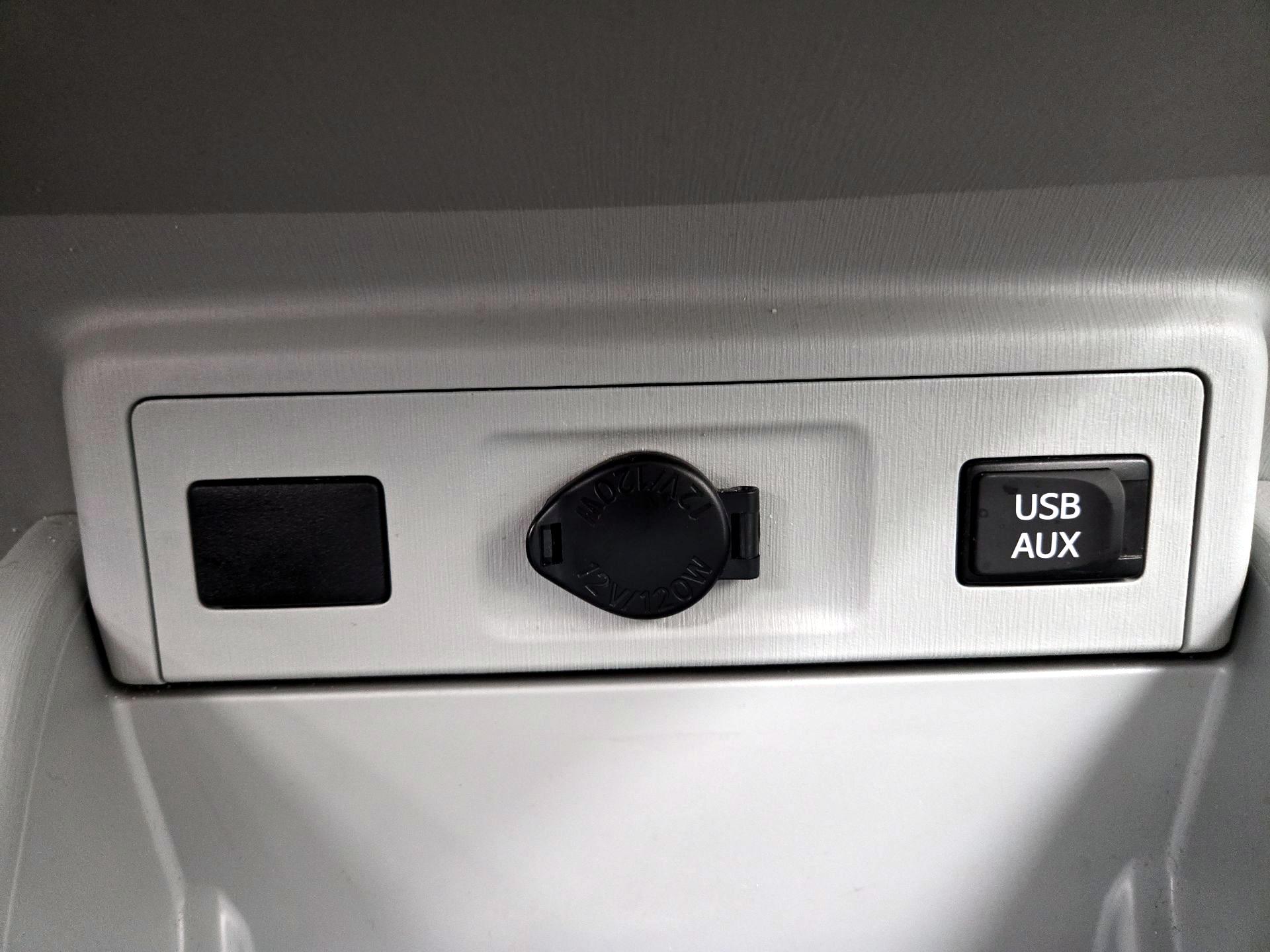 Thumbnail: 2014 Toyota Prius v - 19