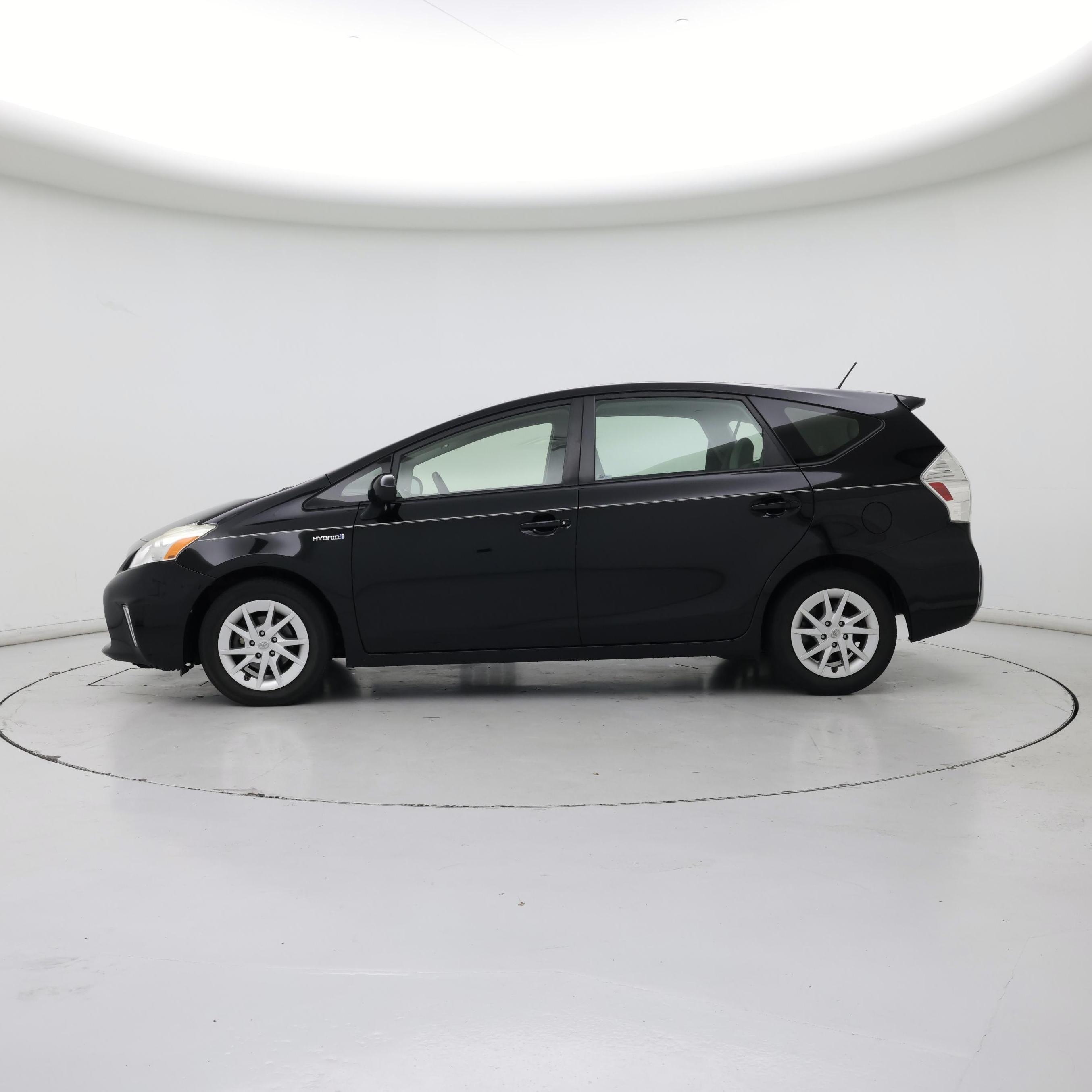 Thumbnail: 2014 Toyota Prius v - 3