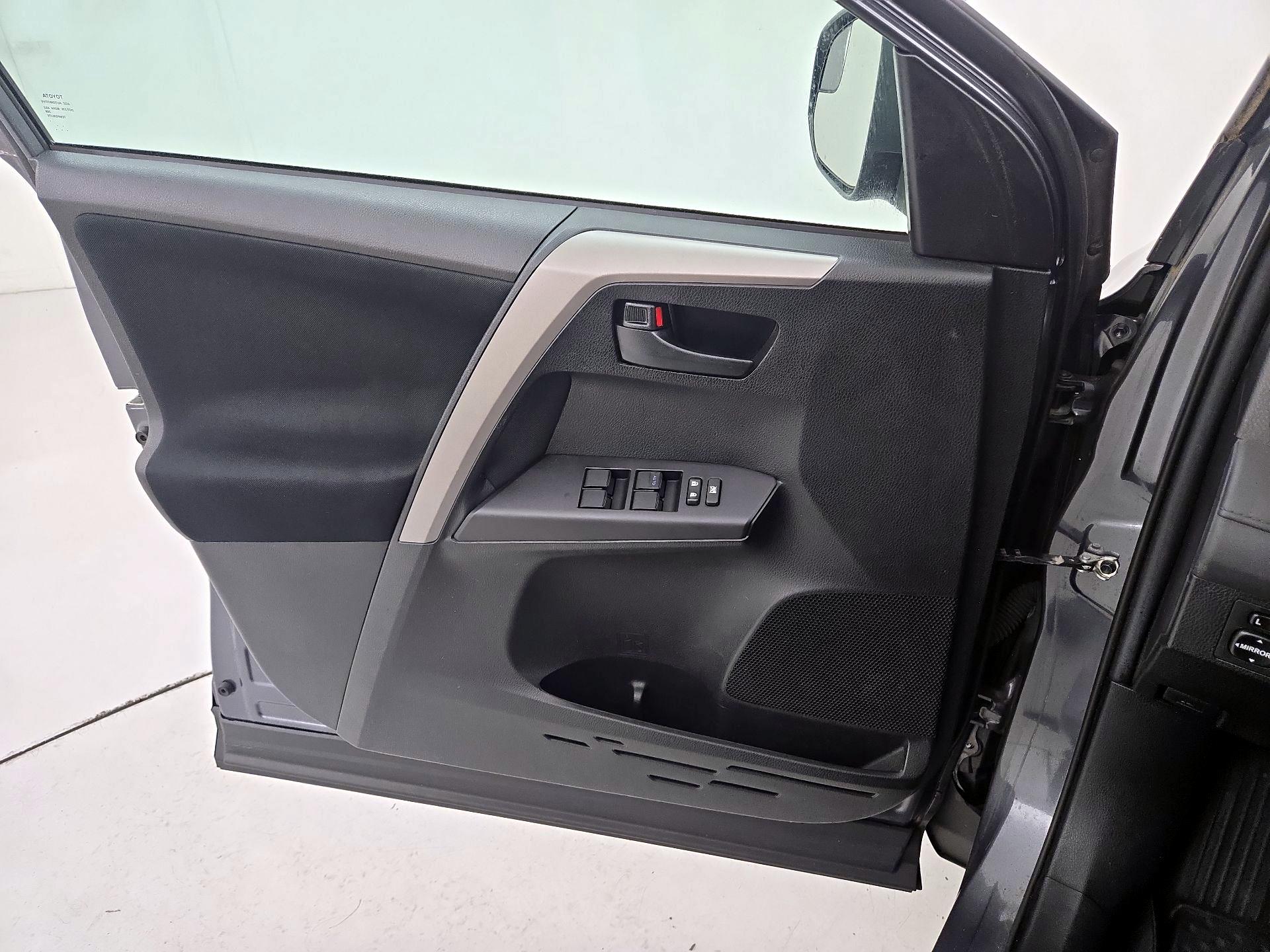 Thumbnail: 2018 Toyota RAV4 - 12
