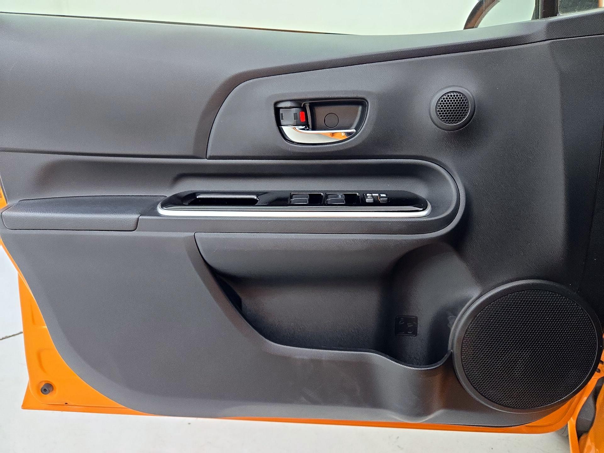 Thumbnail: 2015 Toyota Prius c - 12