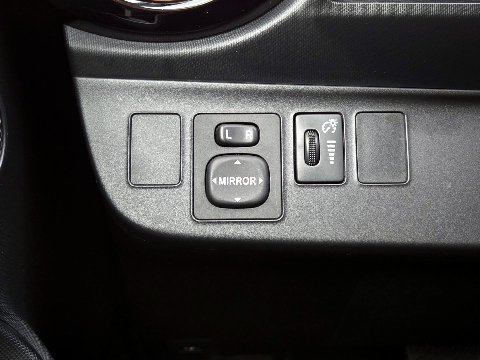 Thumbnail: 2015 Toyota Prius c - 13