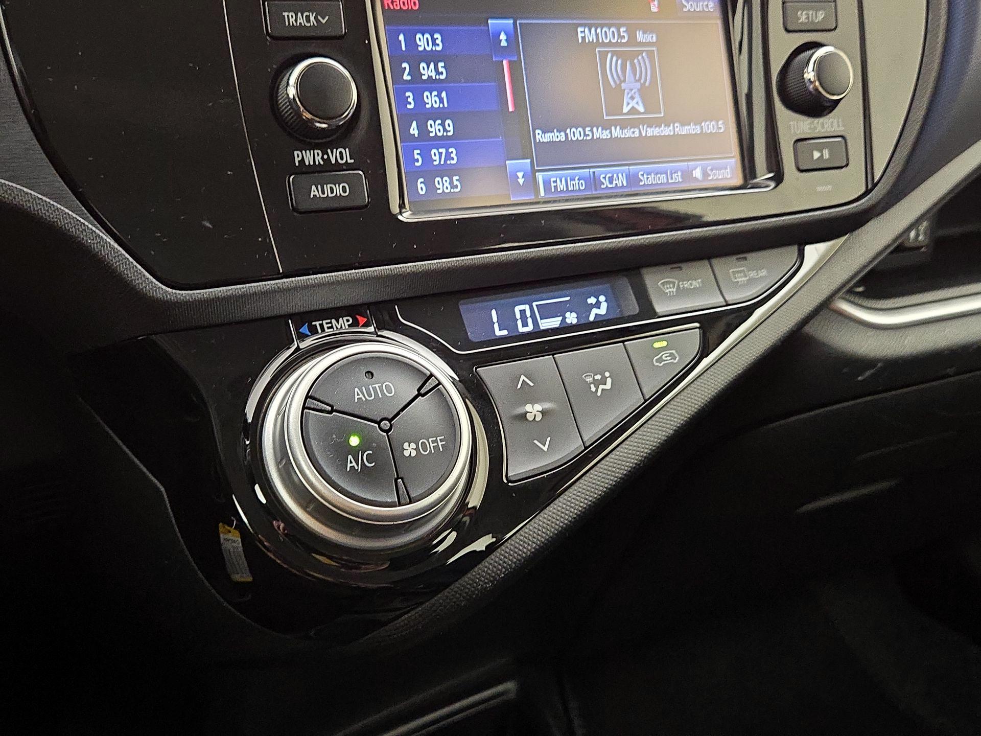 Thumbnail: 2015 Toyota Prius c - 15