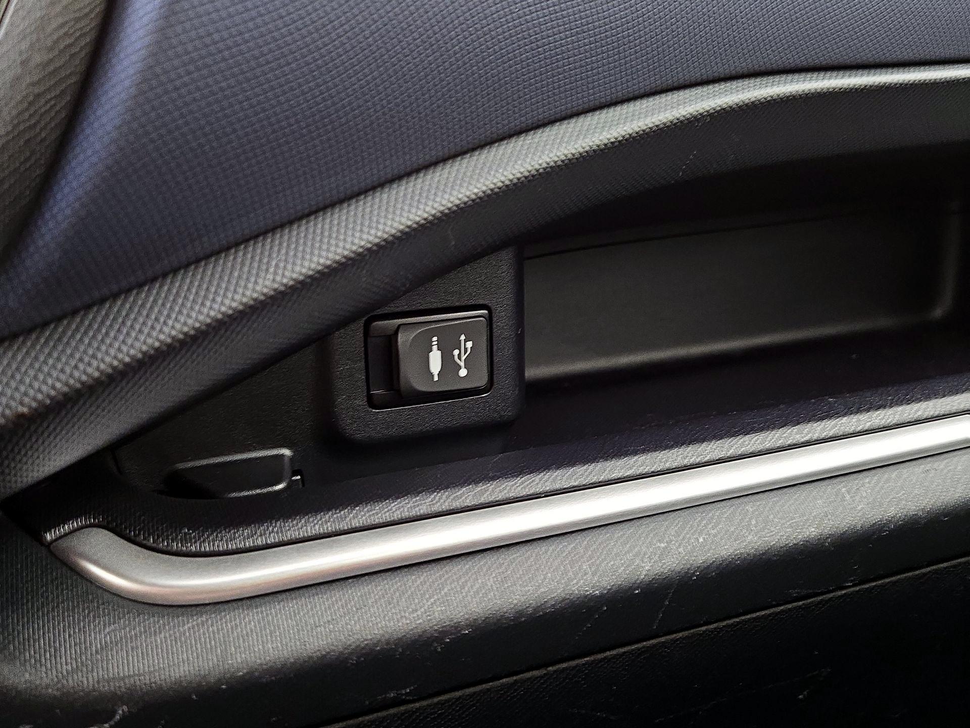 Thumbnail: 2015 Toyota Prius c - 17