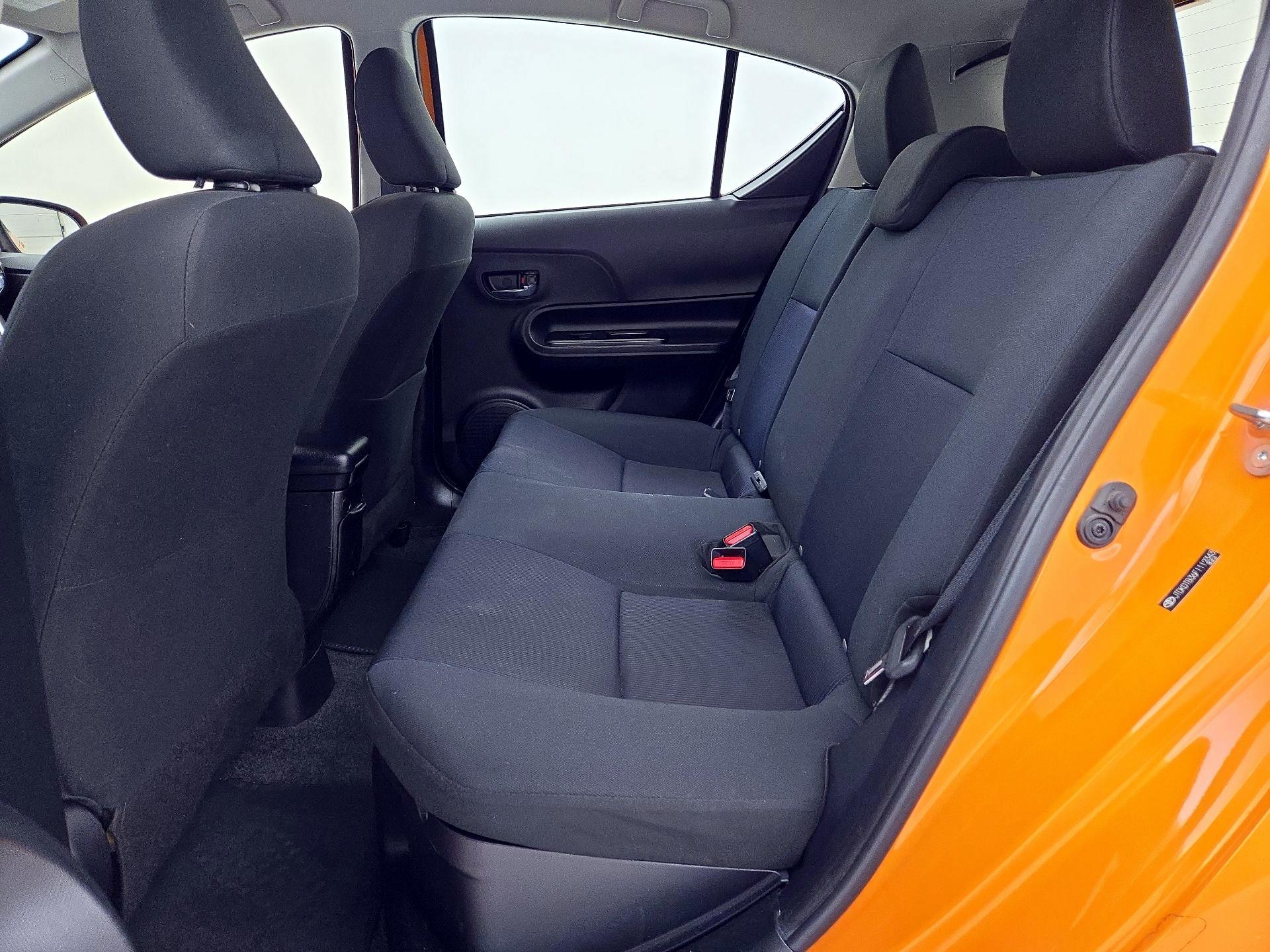 Thumbnail: 2015 Toyota Prius c - 18