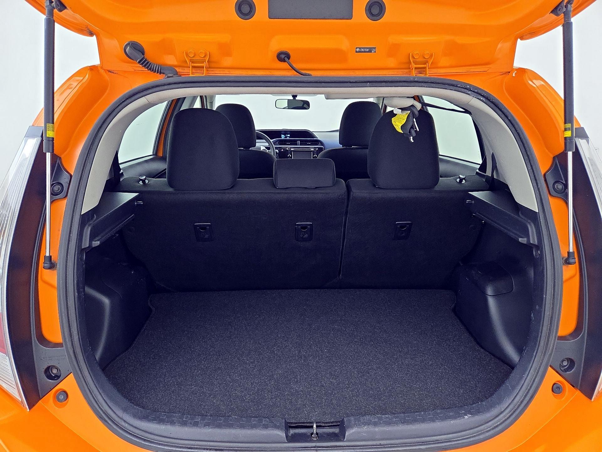Thumbnail: 2015 Toyota Prius c - 19
