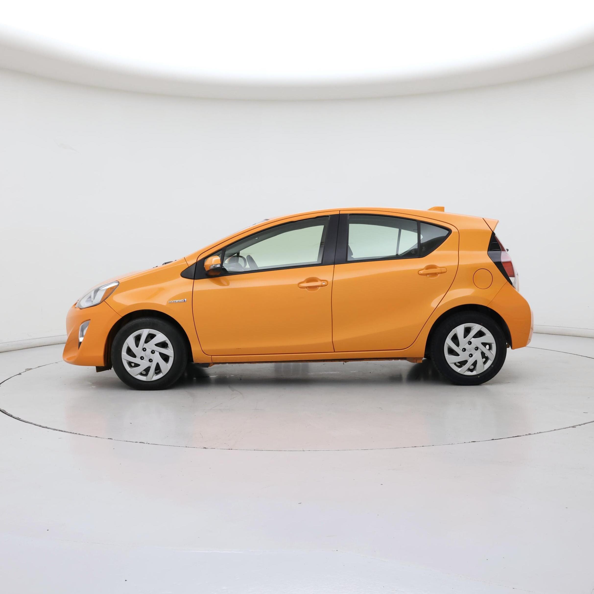 Thumbnail: 2015 Toyota Prius c - 3