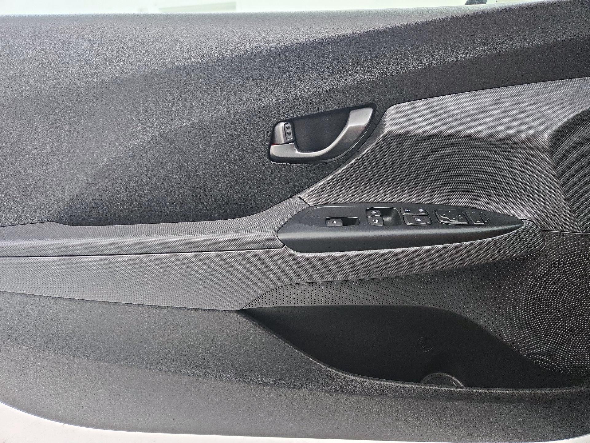 Thumbnail: 2019 Hyundai Veloster - 12