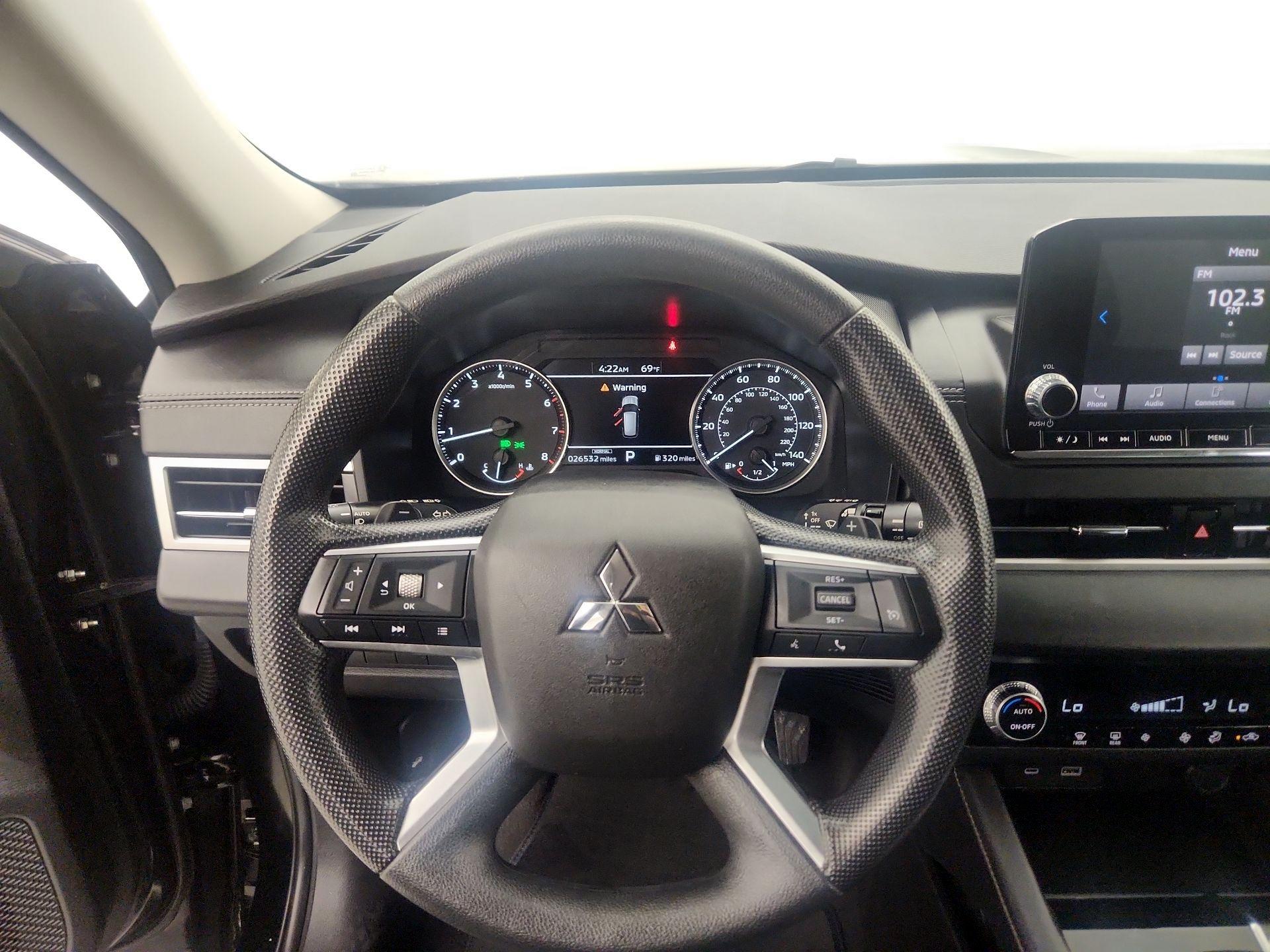 Thumbnail: 2023 Mitsubishi Outlander - 10
