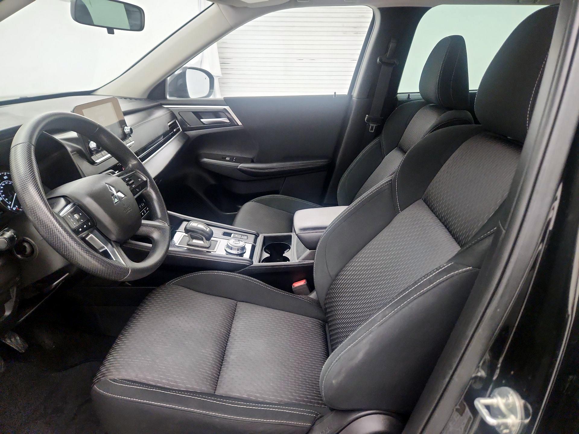 Thumbnail: 2023 Mitsubishi Outlander - 11