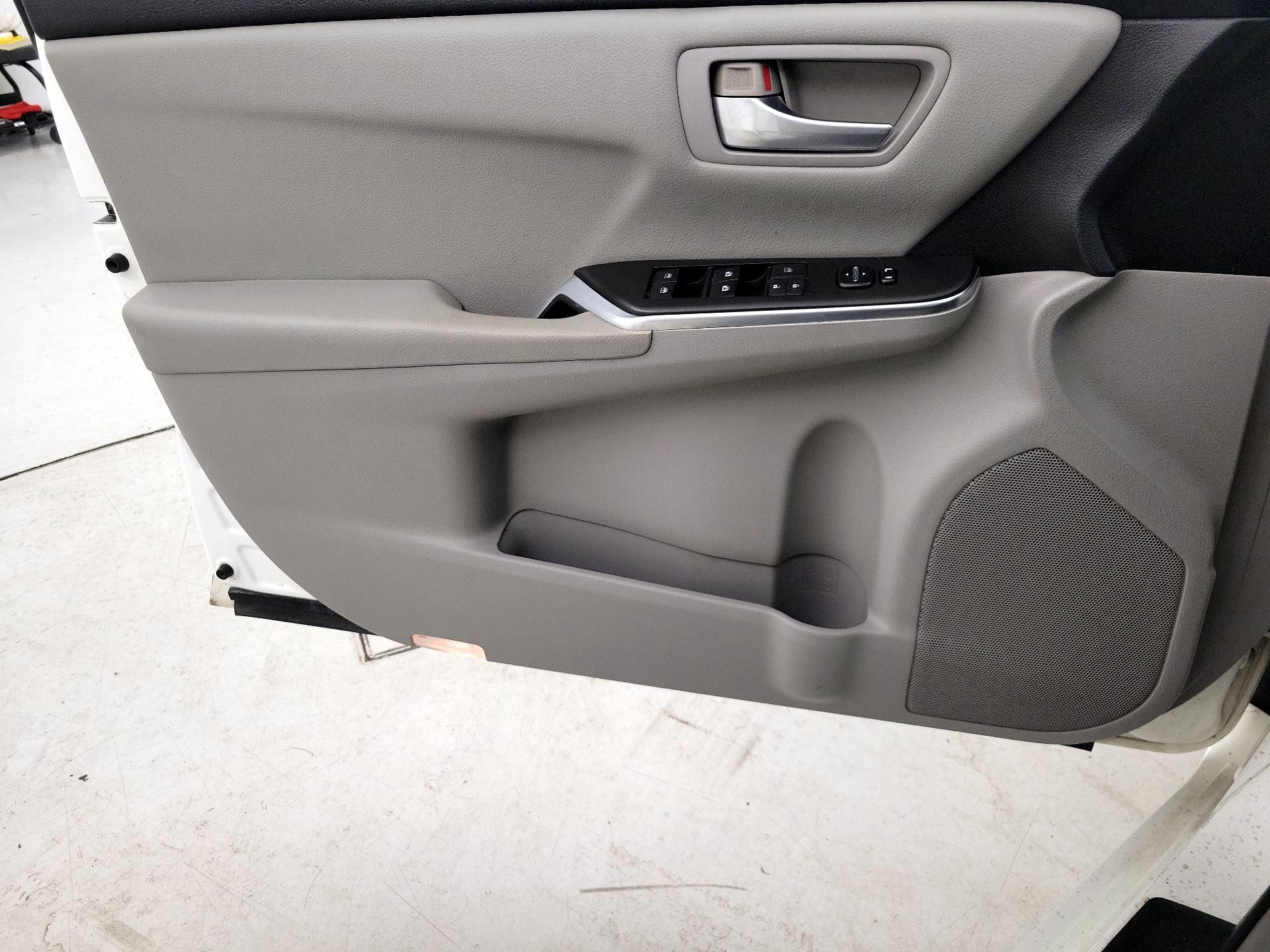 Thumbnail: 2016 Toyota Camry - 12