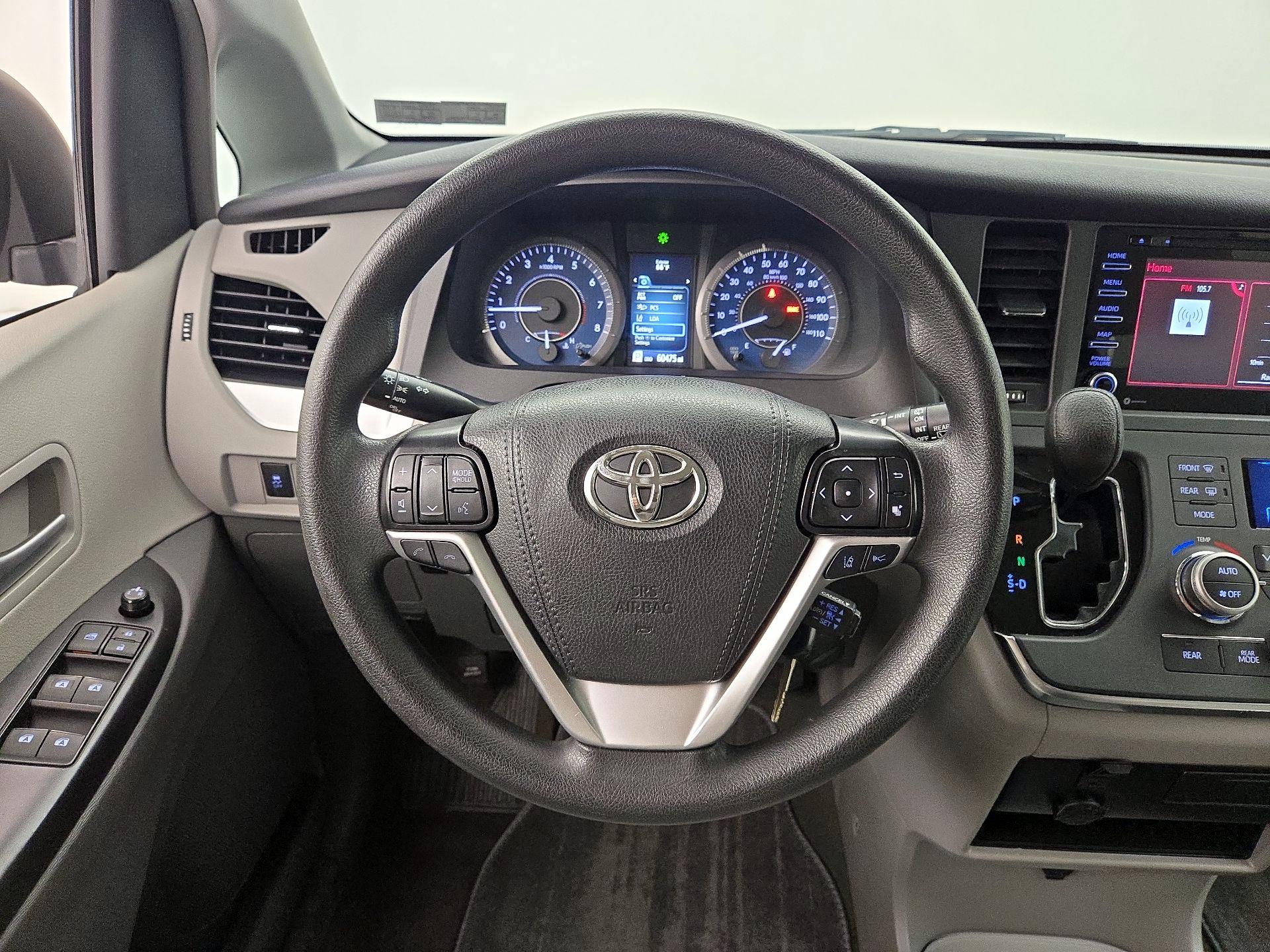 Thumbnail: 2019 Toyota Sienna - 10