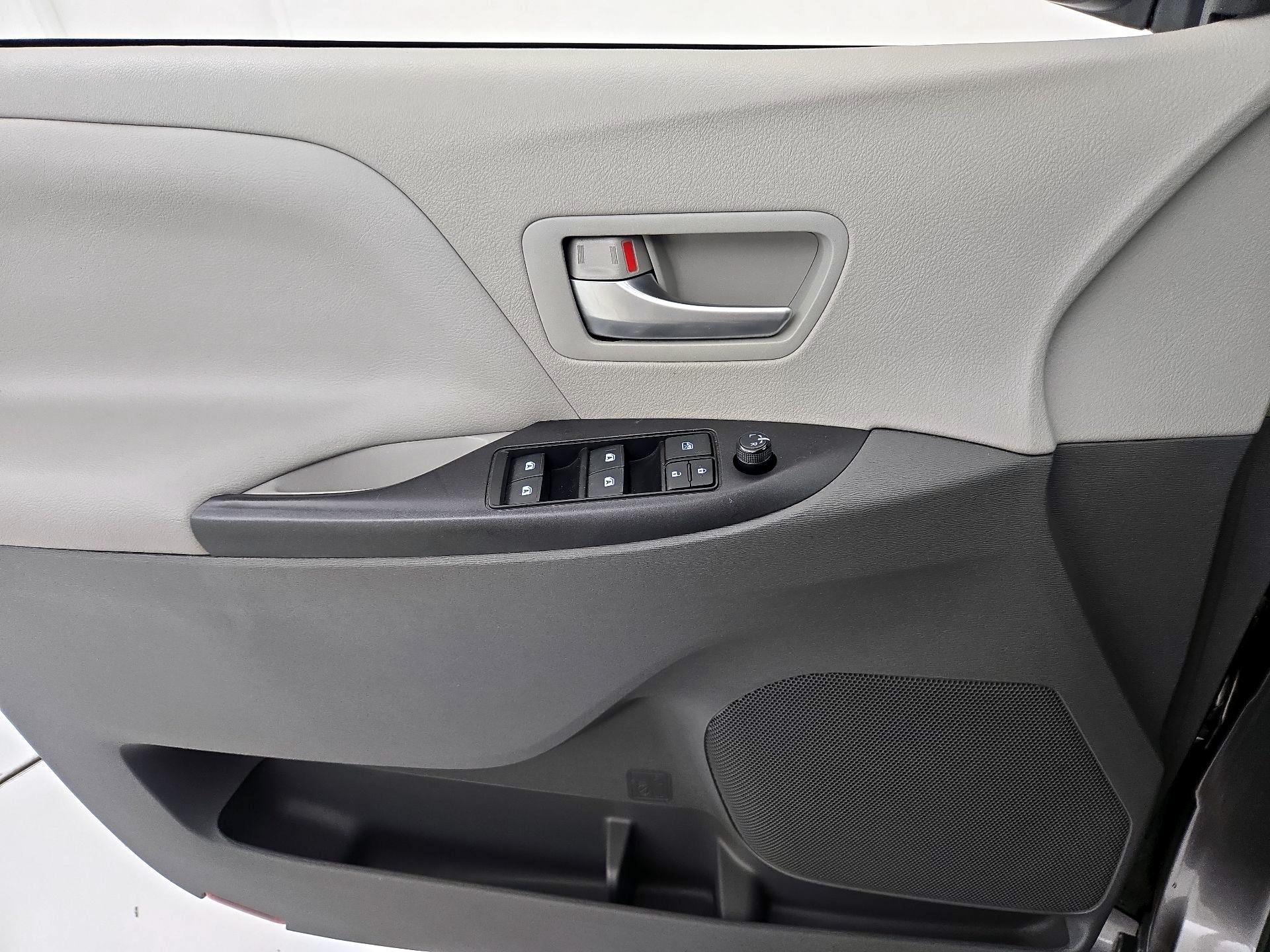 Thumbnail: 2019 Toyota Sienna - 12