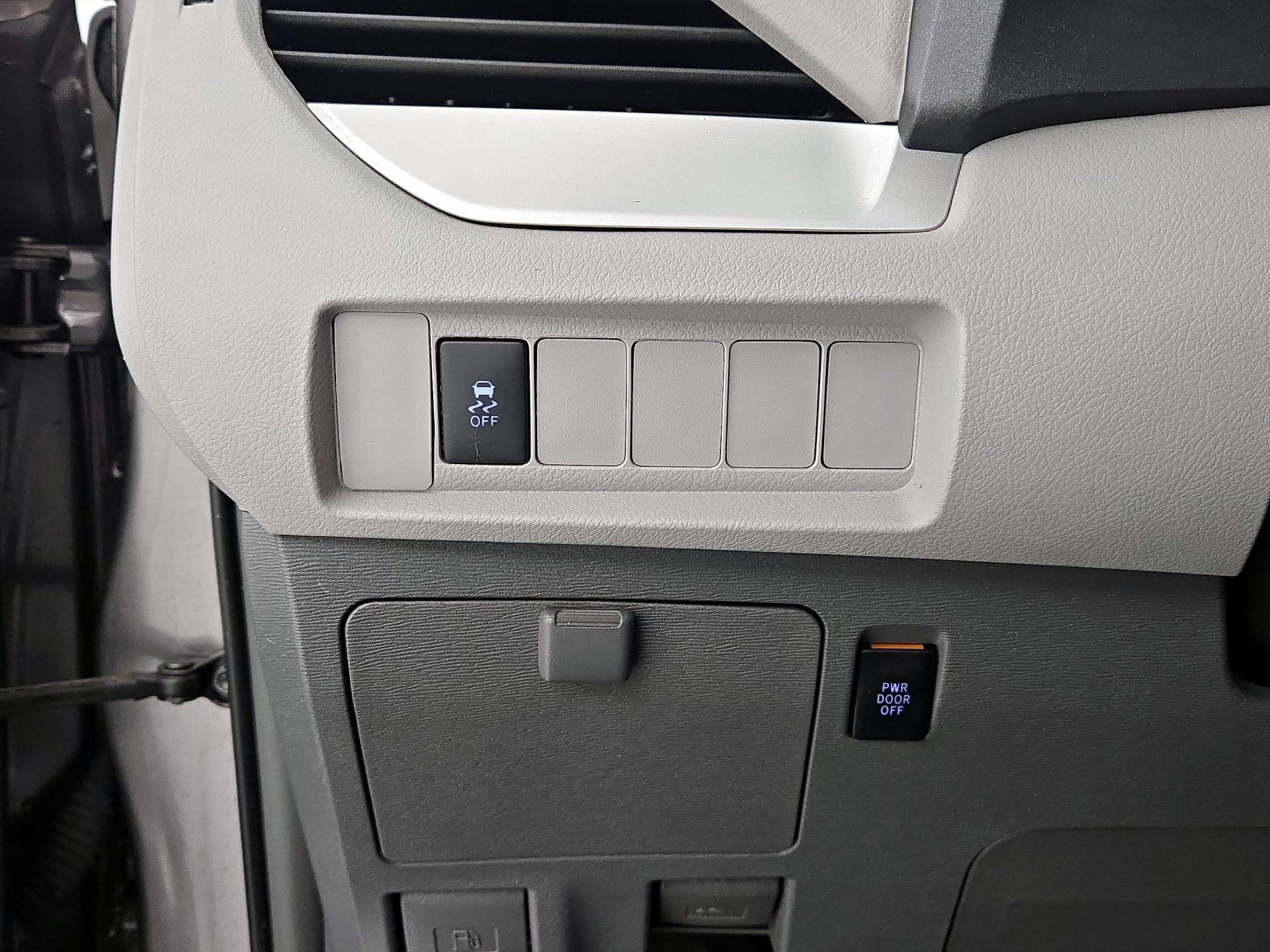 Thumbnail: 2019 Toyota Sienna - 13